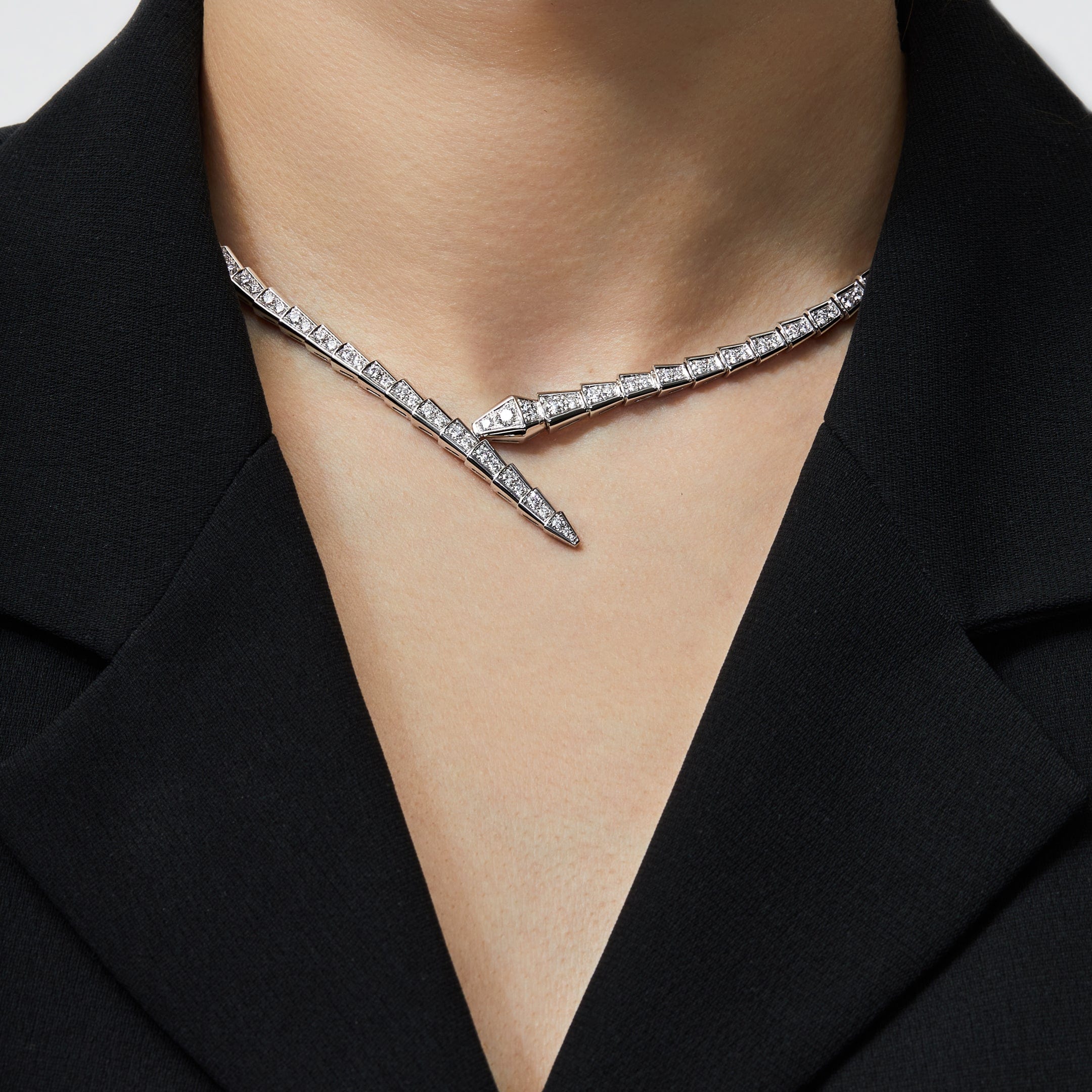 bvlgari-serpenti-viper-necklace-white-gold-pave-diamonds-360348-medium-bvlgari-1146590055.jpg