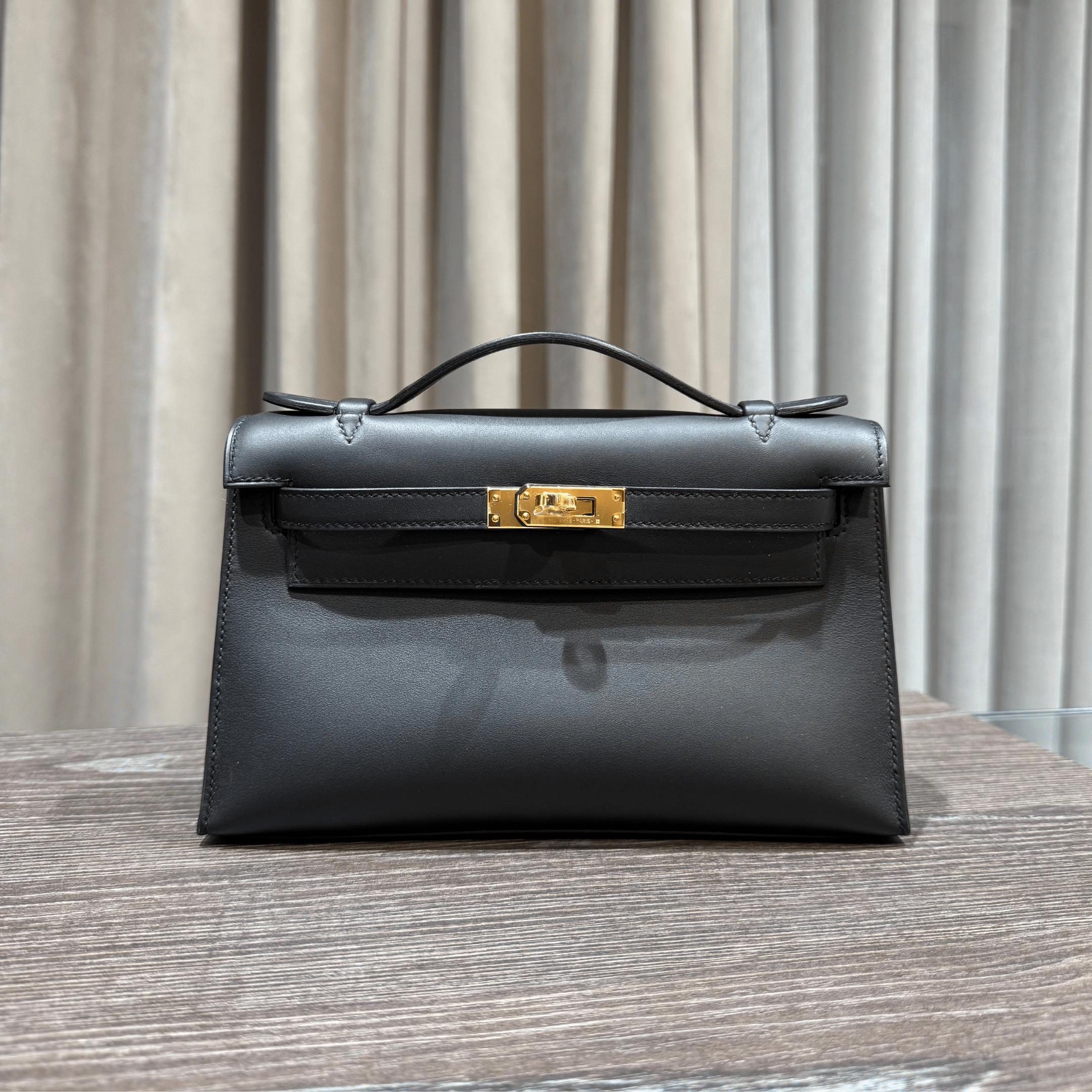 hermes-89-noir-kelly-pochette-clutch-veau-swift-gold-hardware-hermes-1151393366.png