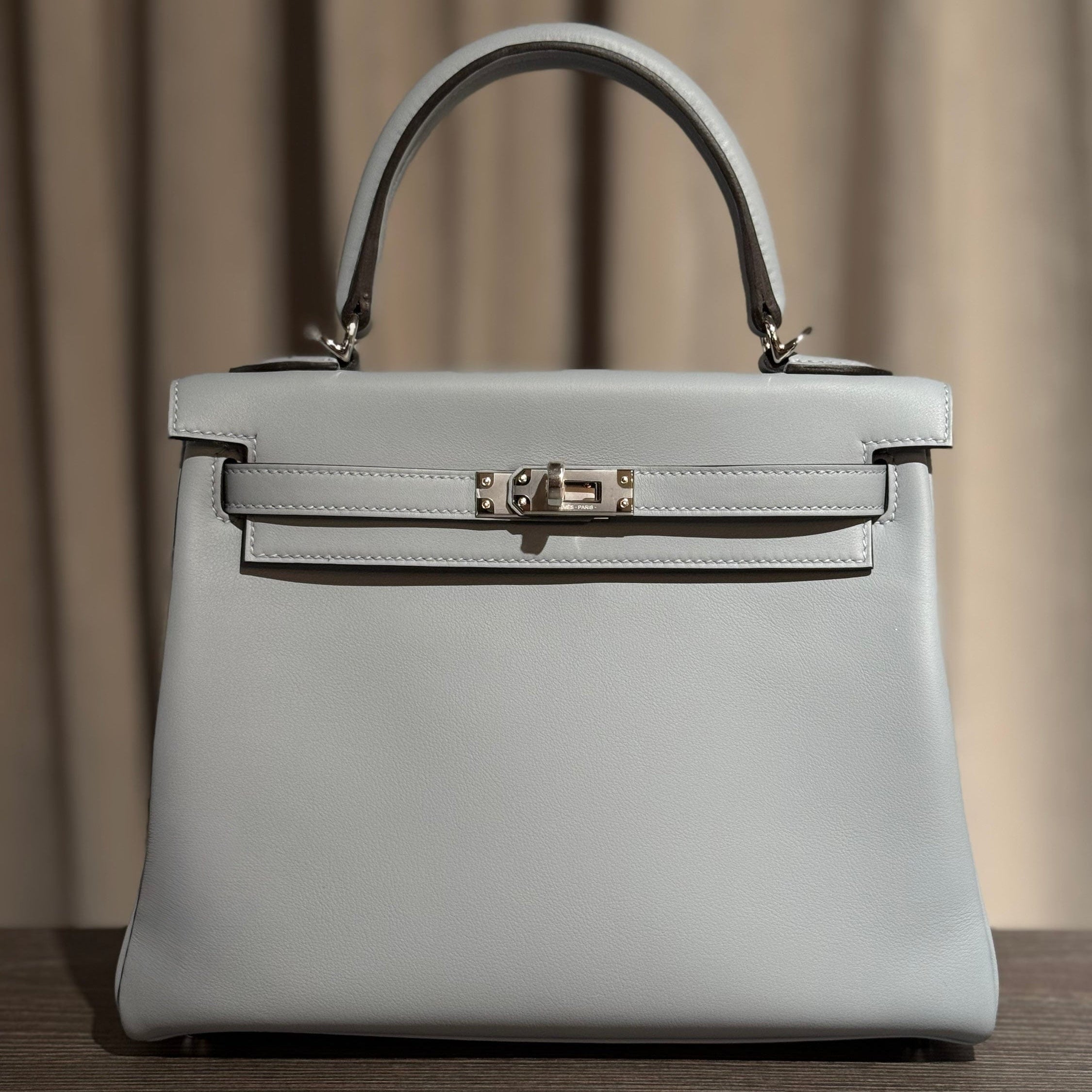 hermes-p0-gris-pantin-kelly-retourne-25-swift-palladium-hardware-jewels-aficionado-1199258018.jpg