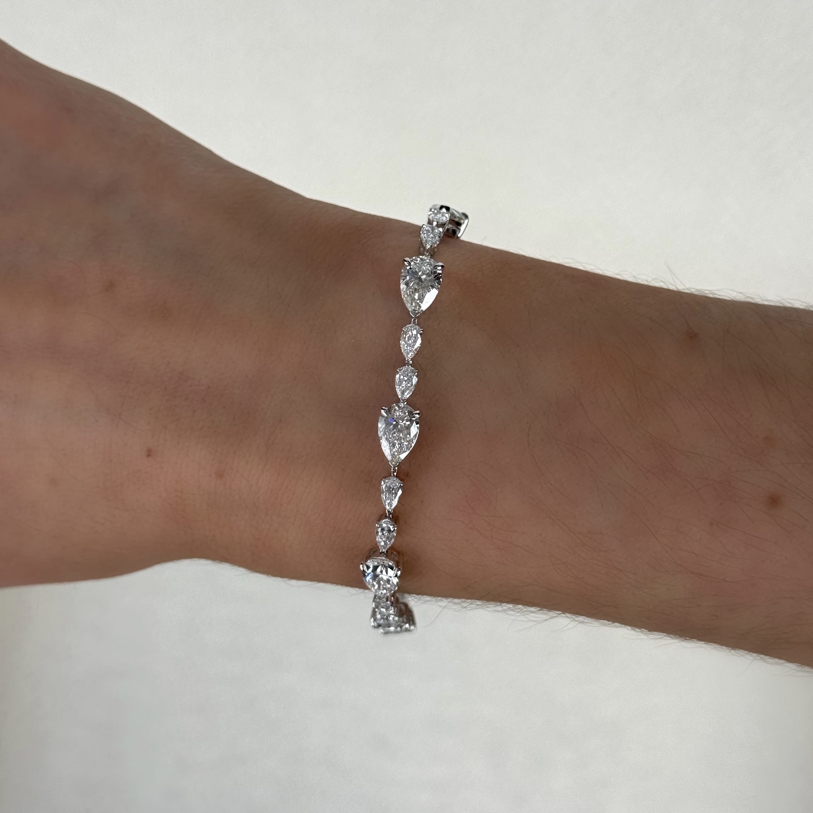 9-carat-lab-grown-pear-shaped-diamond-bracelet-jewels-aficionado-lab-1240901780.jpg