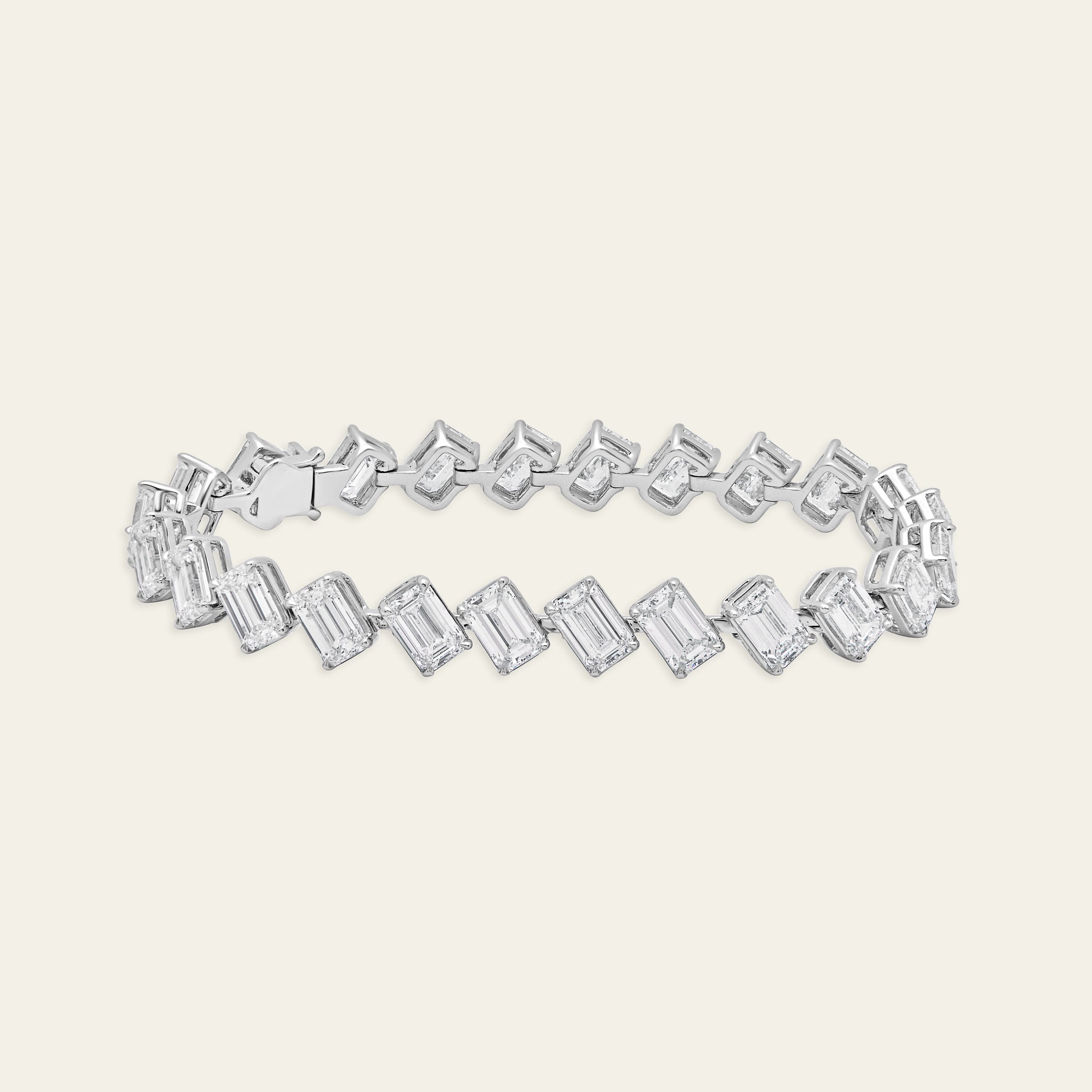 BraceletLB5090WGemeraldshaPEDIAMONDS_01_6a89cf11-c01c-411f-9b97-5e14c1f2c43b.jpg