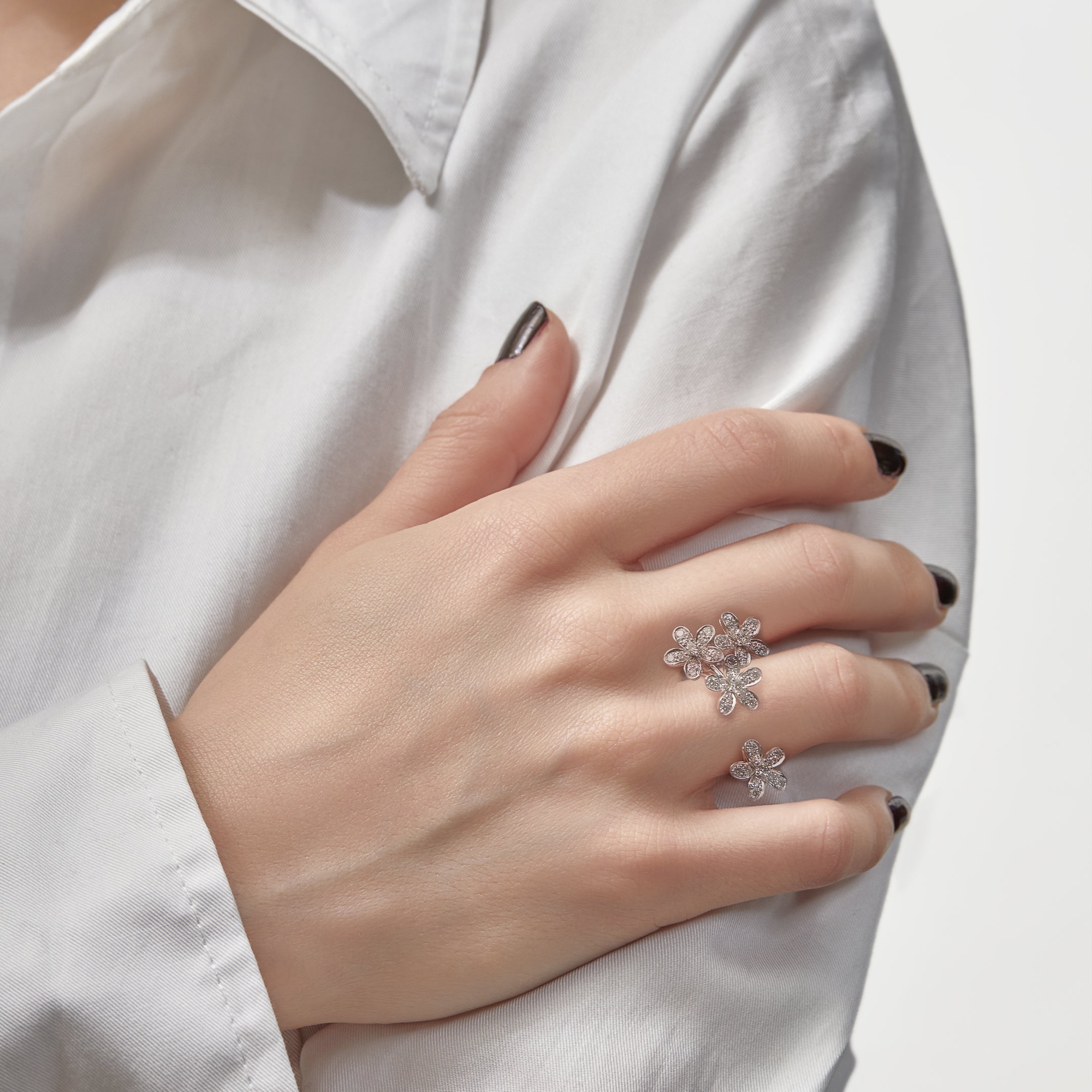 Van Cleef & Arpels Socrate Between the Finger Ring