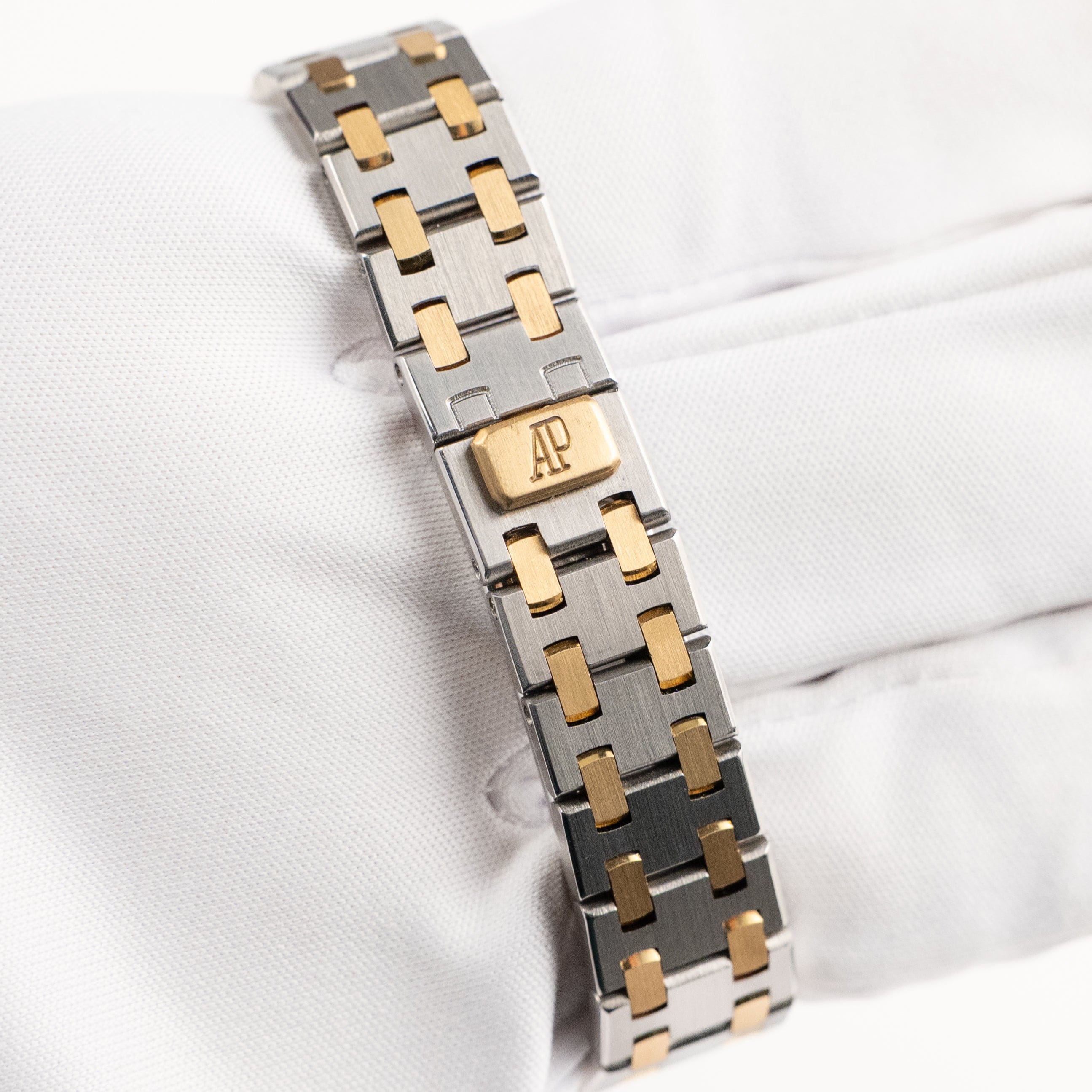 Audemars Piguet Royal Oak 66347SA Vintage 'Ladies' Stainless Steel Yellow Gold Mother of Pearl Diamond Dial Quartz (1997)