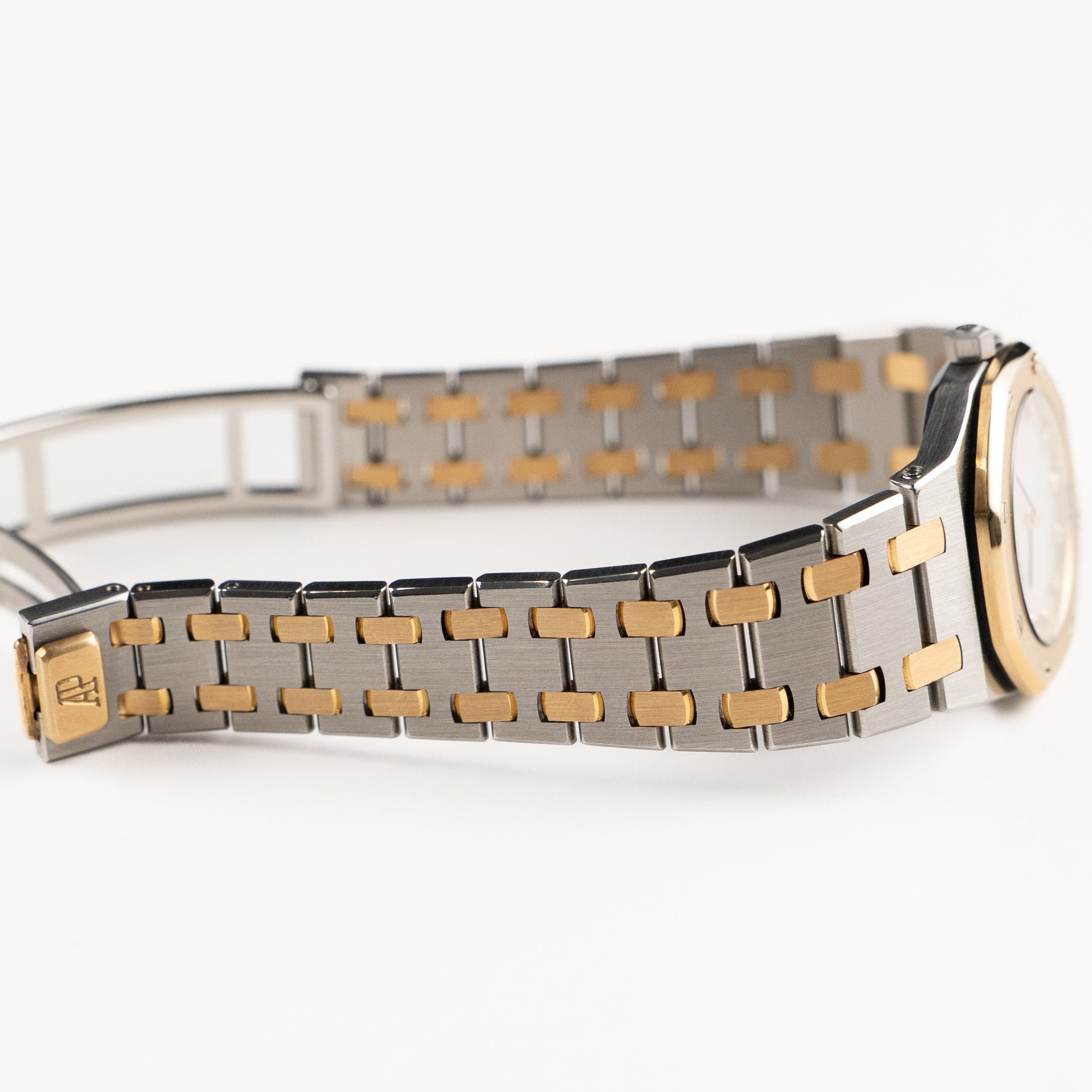 Audemars Piguet Royal Oak 66347SA Vintage 'Ladies' Stainless Steel Yellow Gold Mother of Pearl Diamond Dial Quartz (1997)