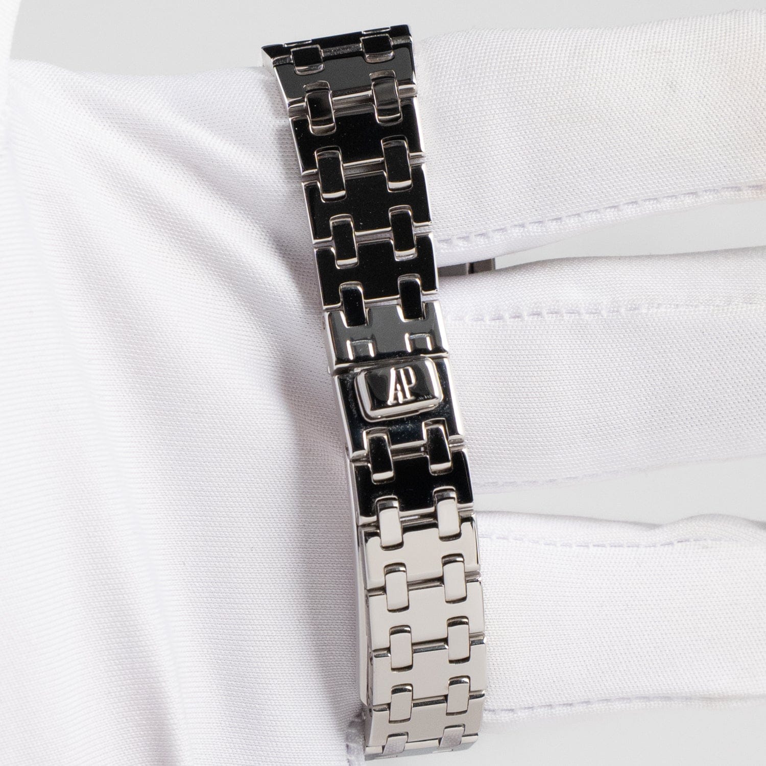 Audemars Piguet Royal Oak 67371BC/093 'Ladies' White Gold Blue Mother of Pearl Diamond Dial Diamond Bezel Quartz (2002)