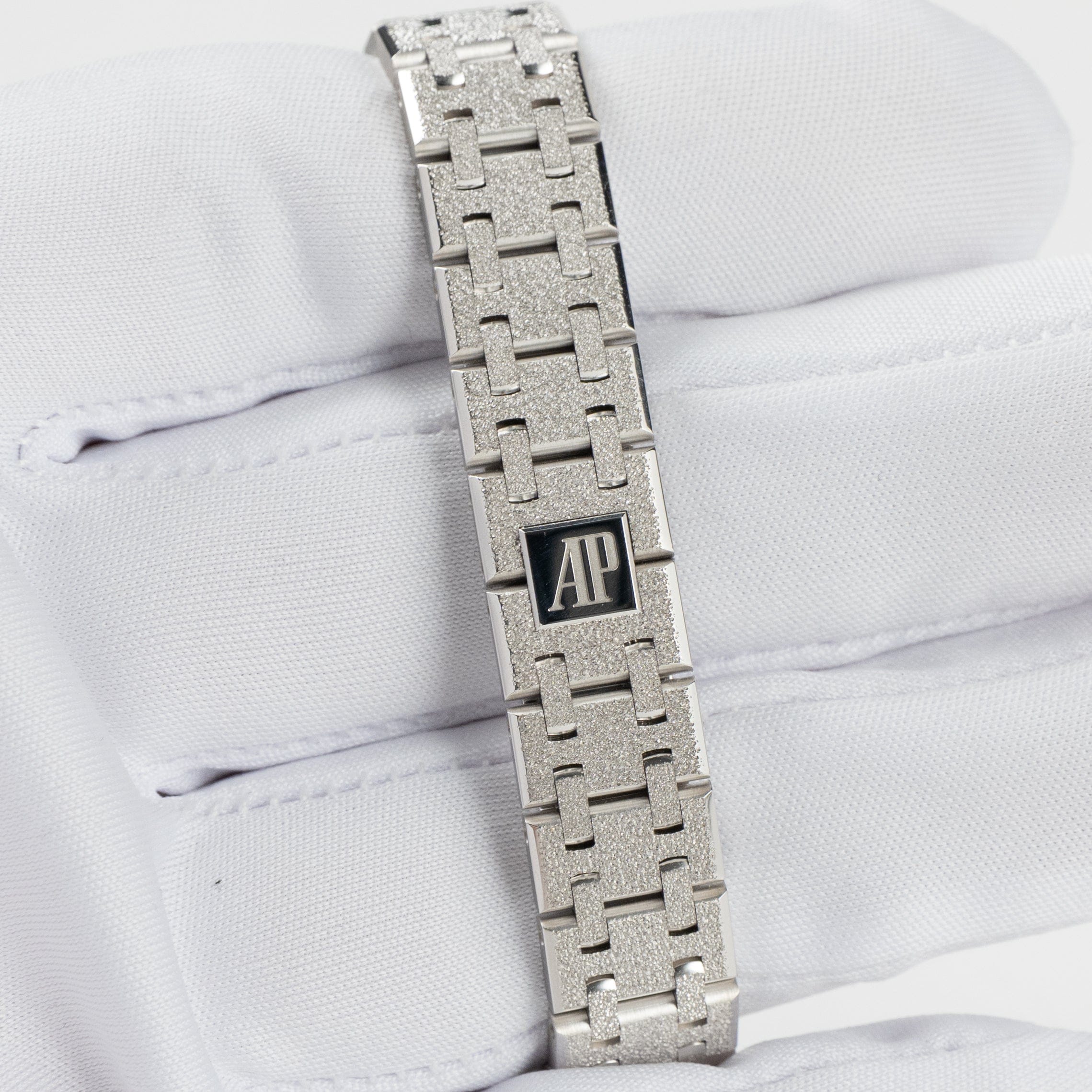 Audemars Piguet Royal Oak 67630BC.GG.1312BC.01-B 'Mini' Frosted White Gold Quartz (2026)