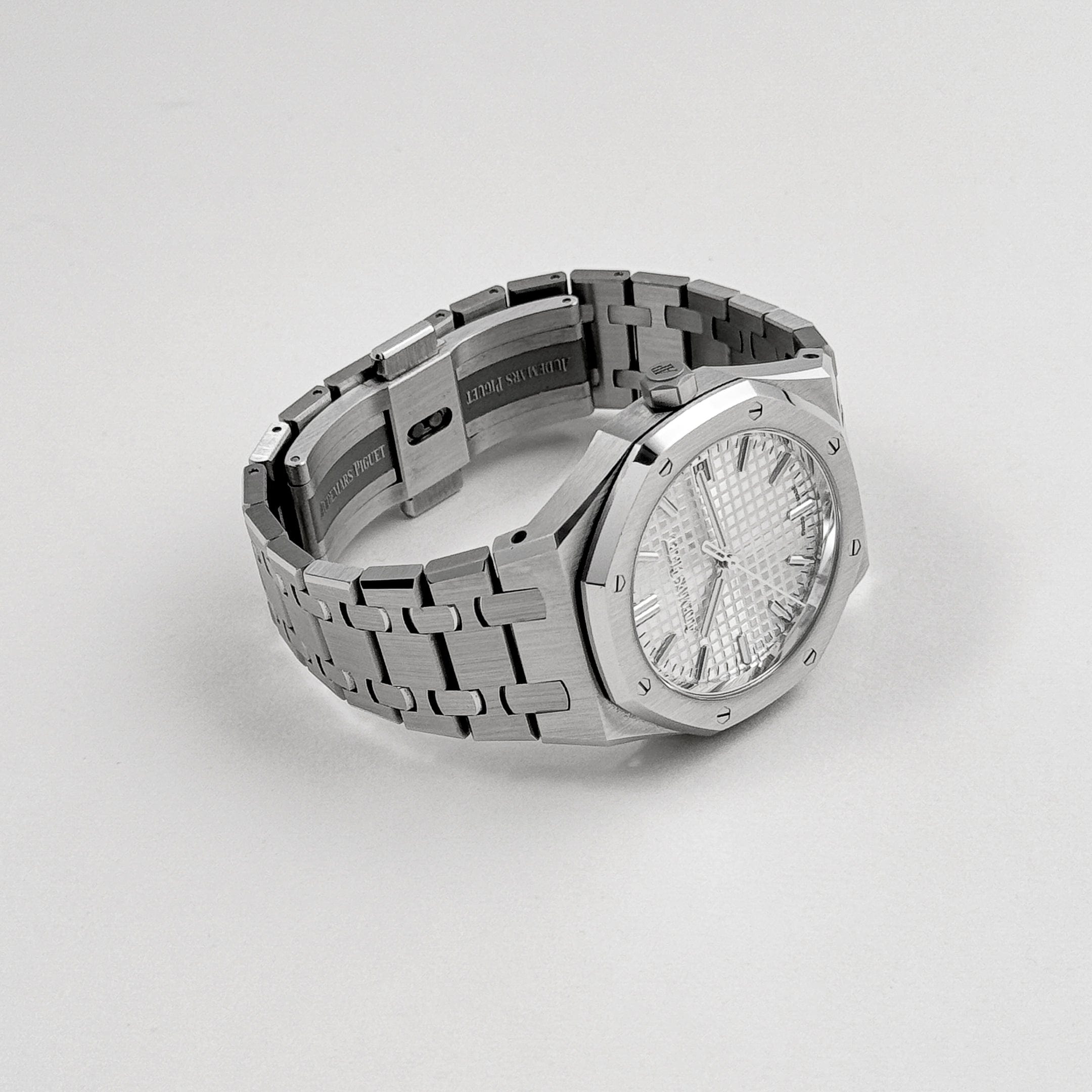 Audemars Piguet Royal Oak 77450ST.OO.1361.ST.01 ‘50th Anniversary’ Stainless Steel Silver-Toned Dial (2022)