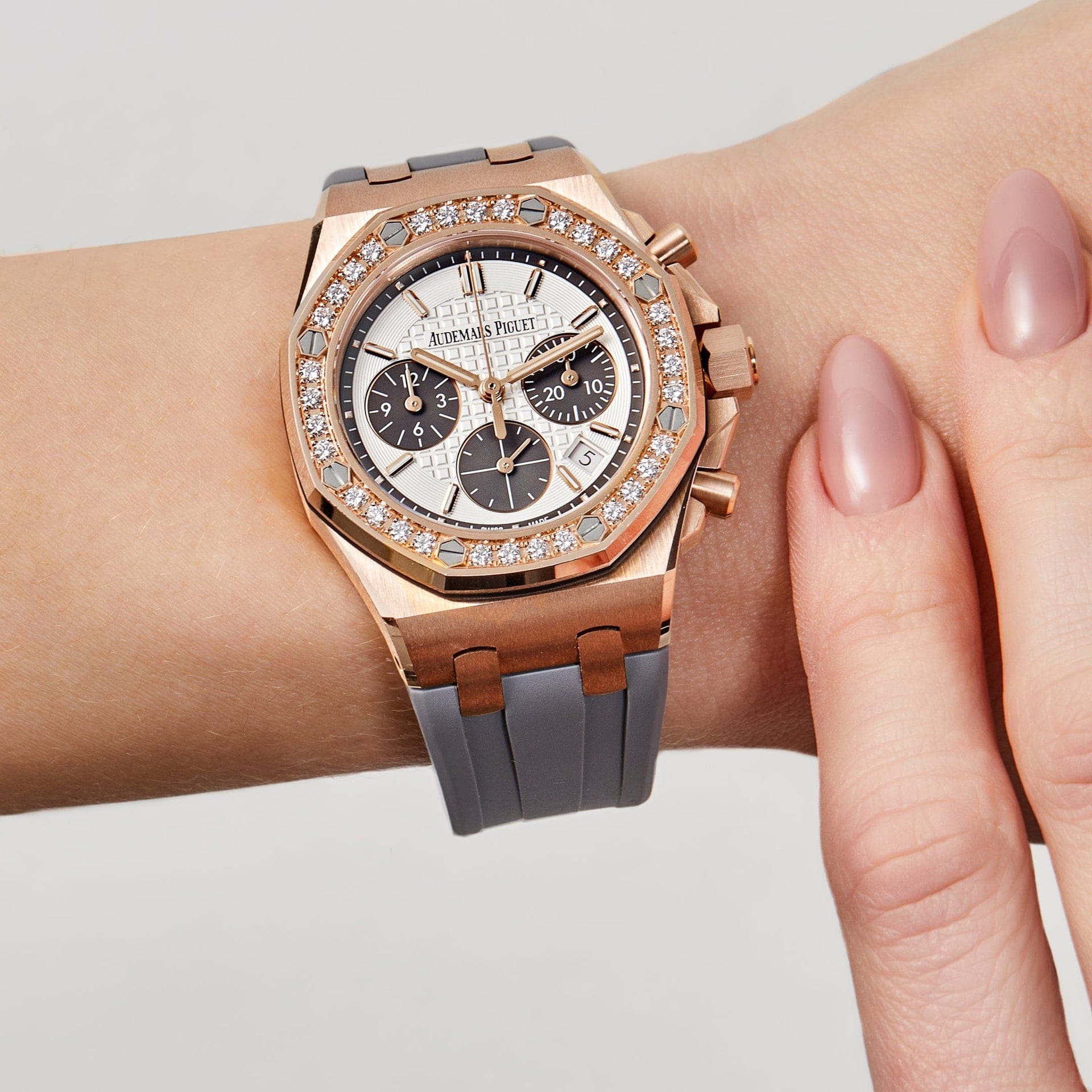 Audemars Piguet Royal Oak Offshore 26231OR.ZZ.D003CA.01 'Ladies' Chronograph Rose Gold Silver Dial Diamond Bezel (2023)
