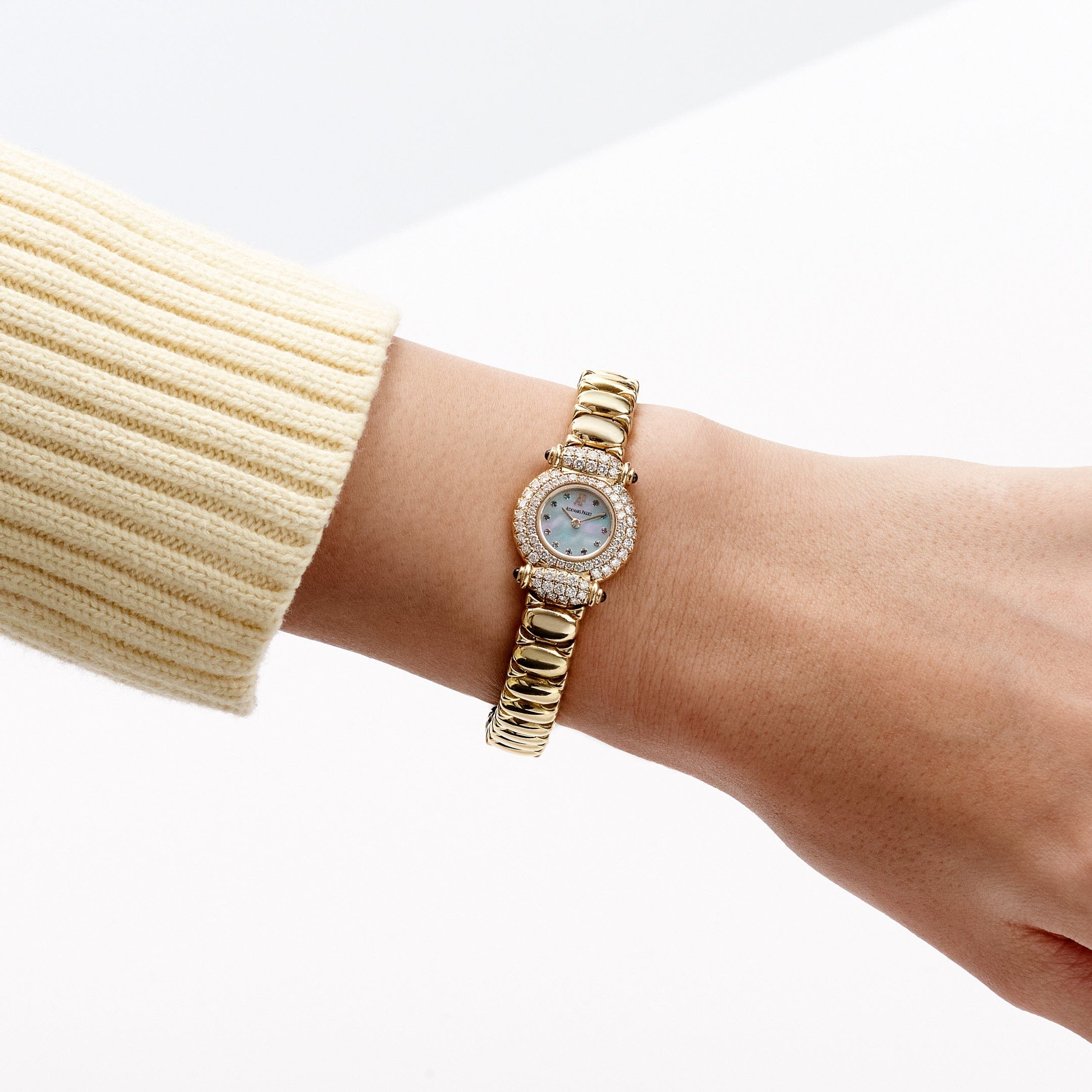Audemars Piguet Vintage Classique 67030BA.SS.1088BA.01 'Ladies' Yellow Gold Mother of Pearl Sapphire Dial Diamond Bezel Quartz (1996)