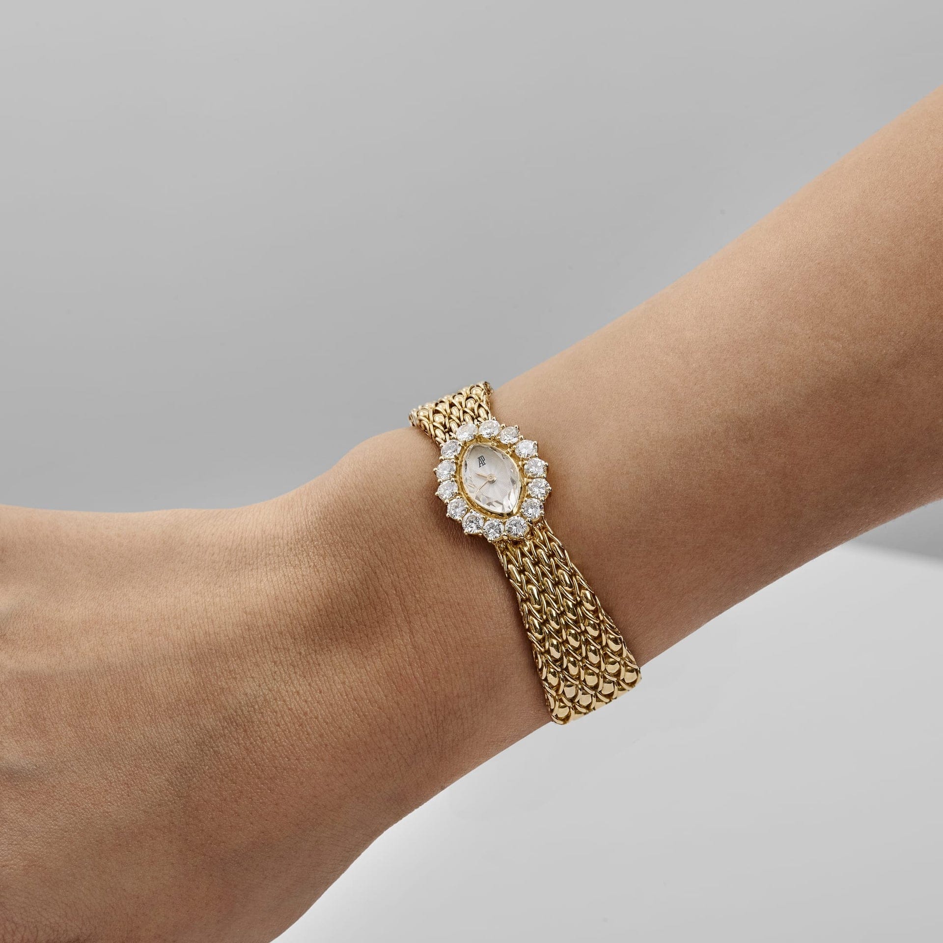 Audemars Piguet Vintage Oval 66429BA.ZZ.0780BA.02 'Ladies' Cocktail Watch Yellow Gold White Dial Diamond Bezel Quartz