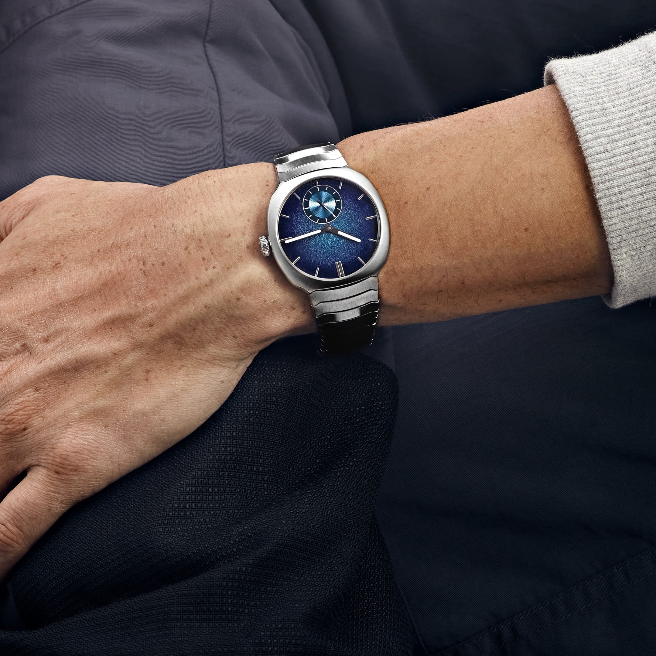 h-moser-cie-6500-1200-streamliner-small-seconds-blue-enamel-2024-h-moser-cie-1202183493.jpg