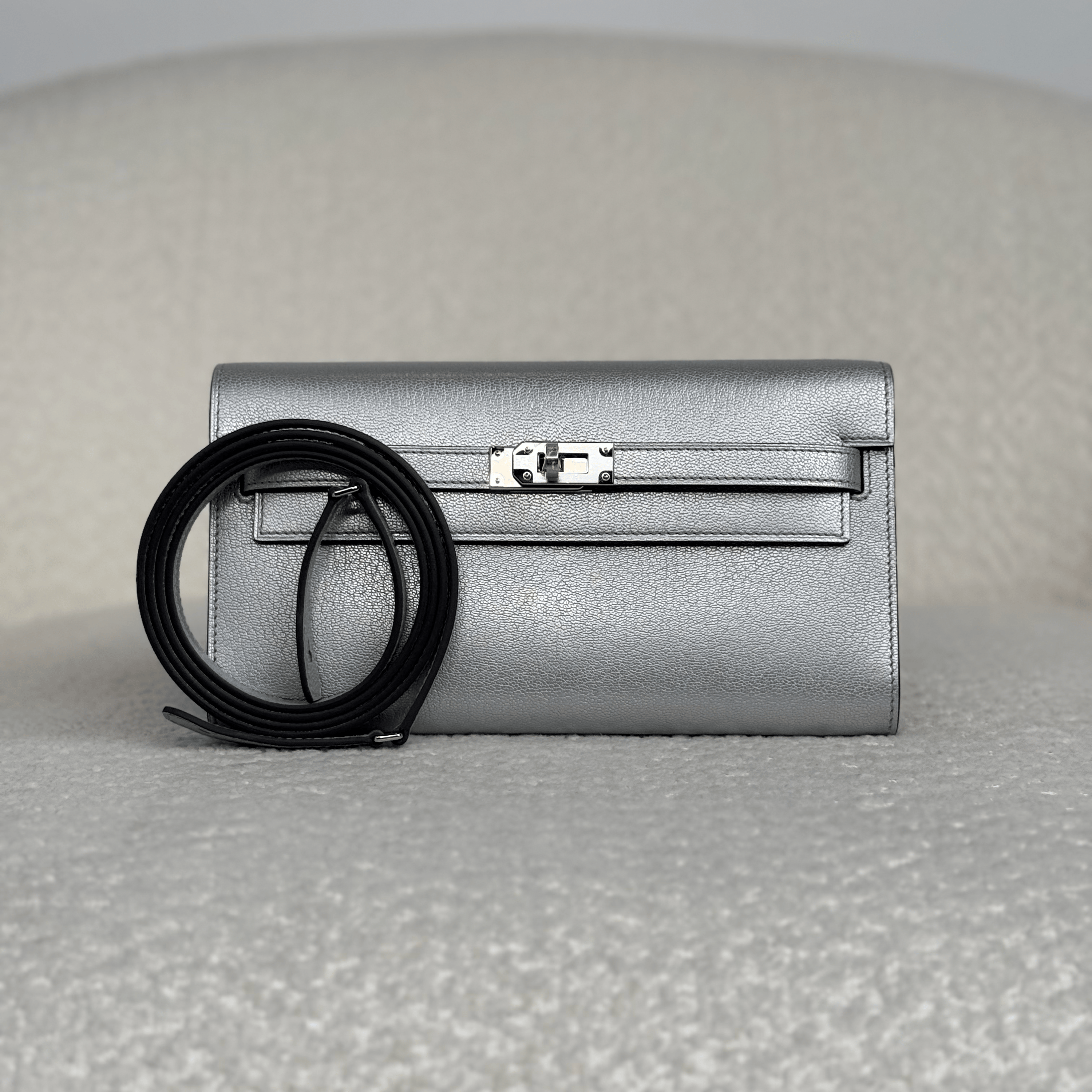 hermes-argent-kelly-to-go-wallet-chevre-chamkilight-palladium-hardware-hermes-1231158929.png