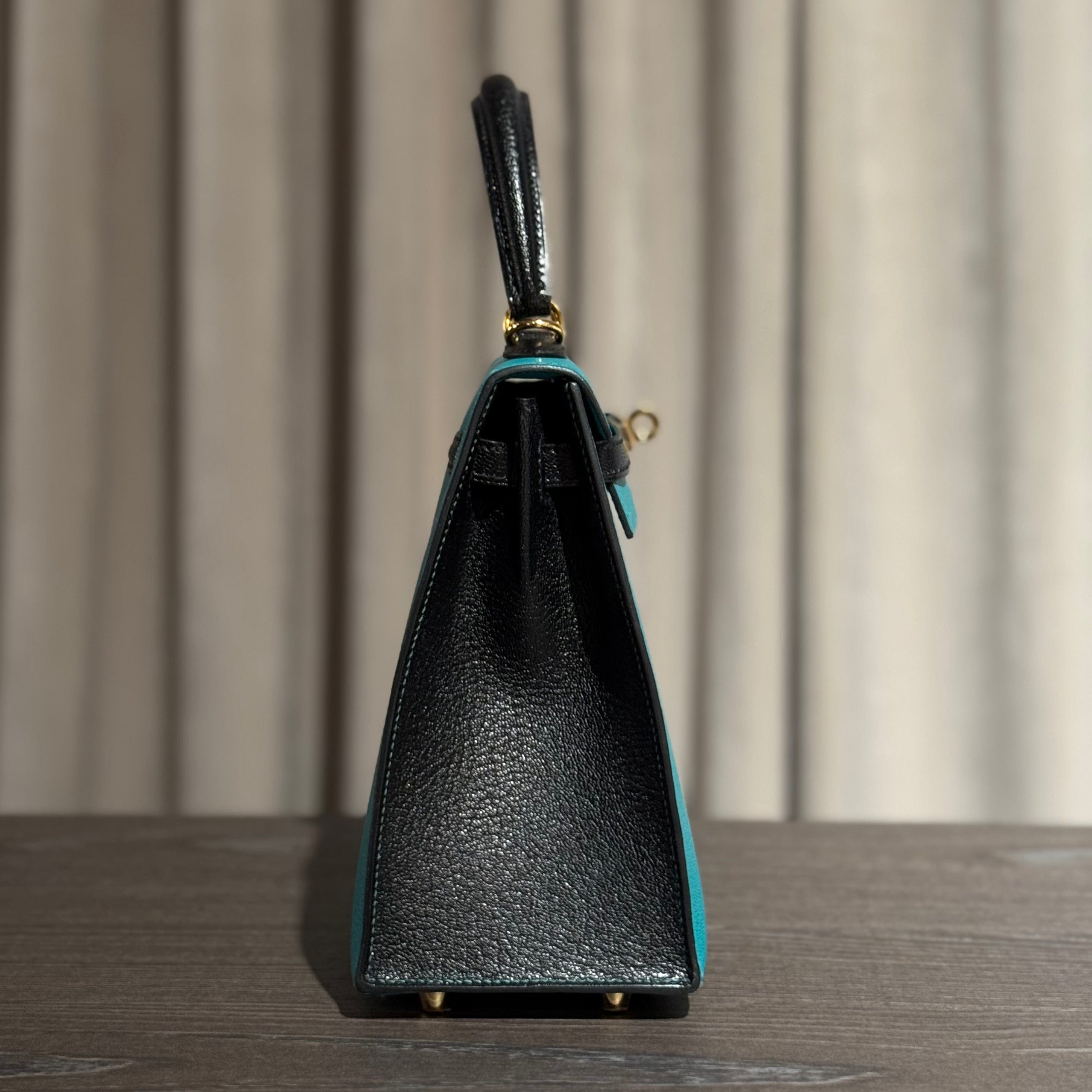 Hermès Blue Paon and Noir Kelly Sellier 25 Chevre Mysore Gold Hardware HSS