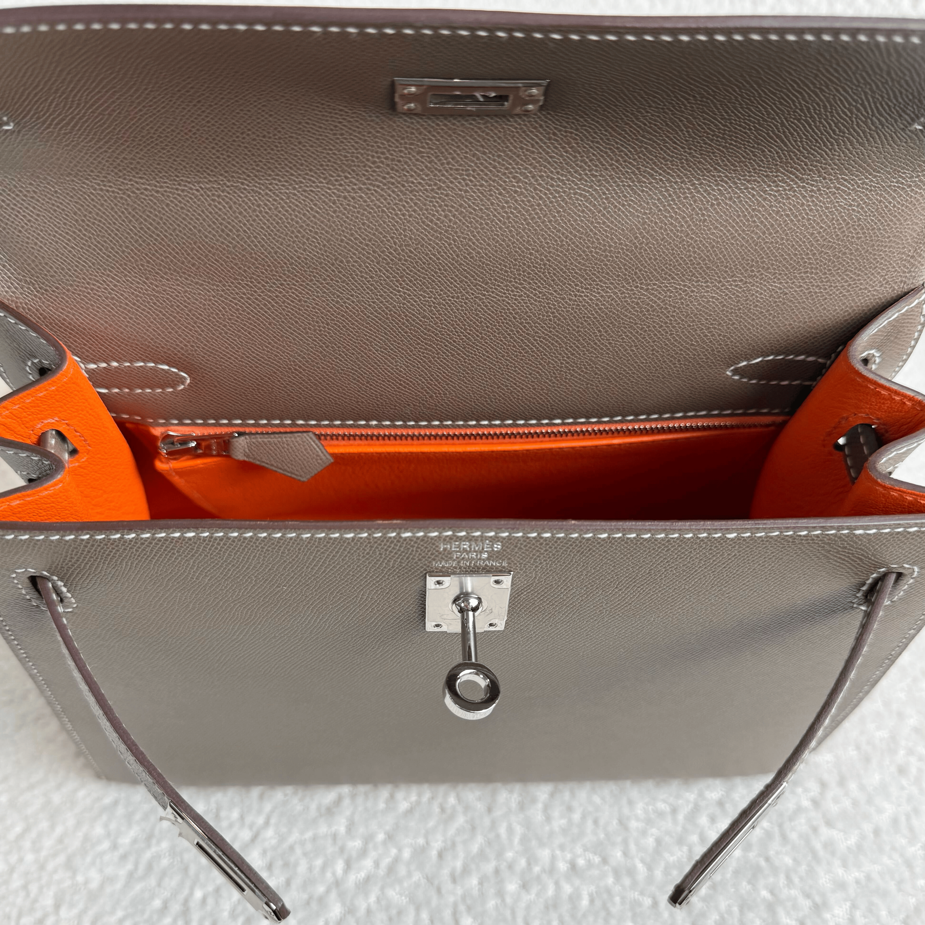 Hermès Kelly 25 Etoupe Verso Orange – Taupe Kelly Sellier Epsom Hermès Kelly 25 Etoupe Verso Orange – Taupe Kelly Sellier Epsom