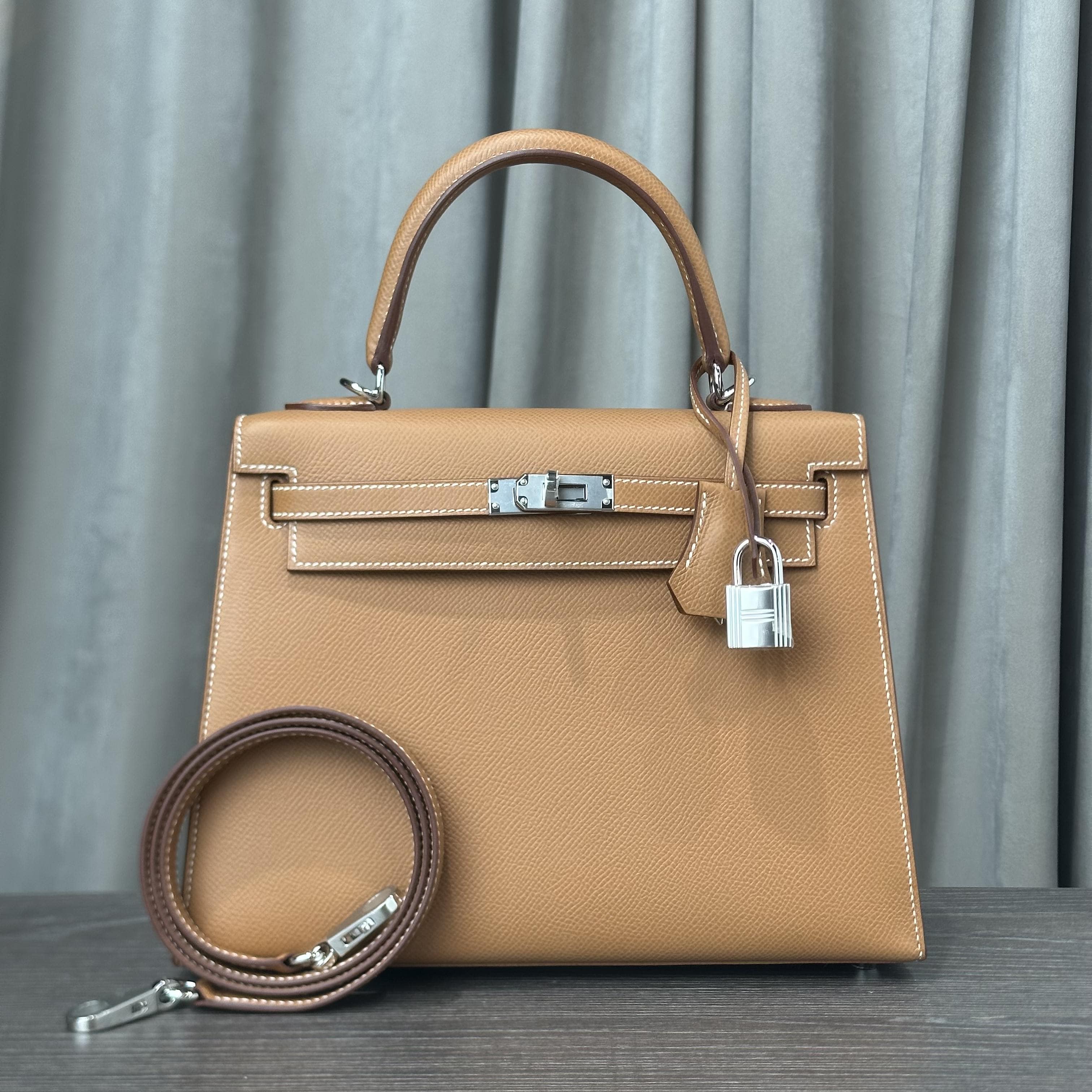 hermes-gold-kelly-25-sellier-epsom-palladium-hardware-hermes-1180017762.jpg
