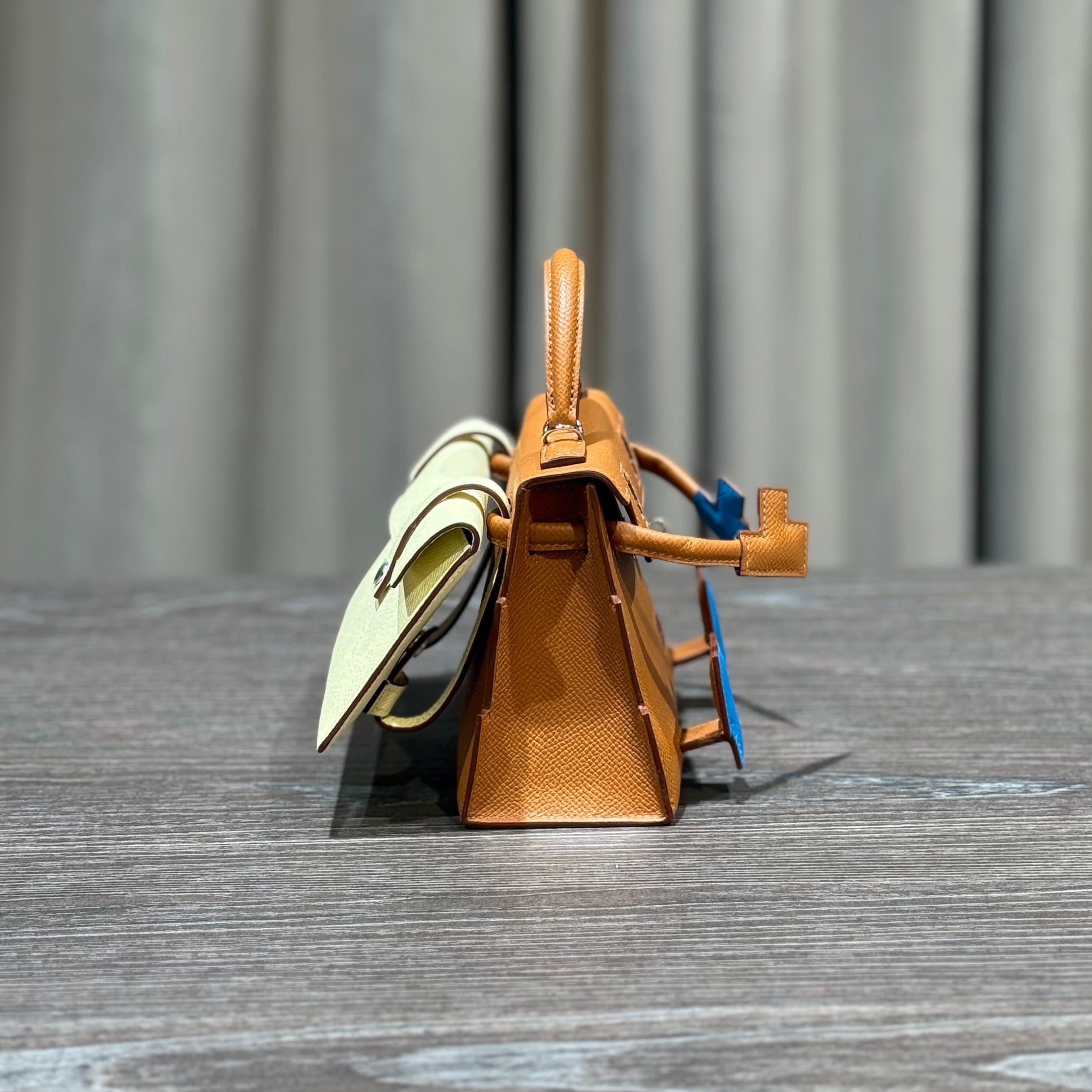Hermès Gold Mini Kelly Doll 20 Quelle Idolle Picto Epsom Palladium Hardware Limited Edition