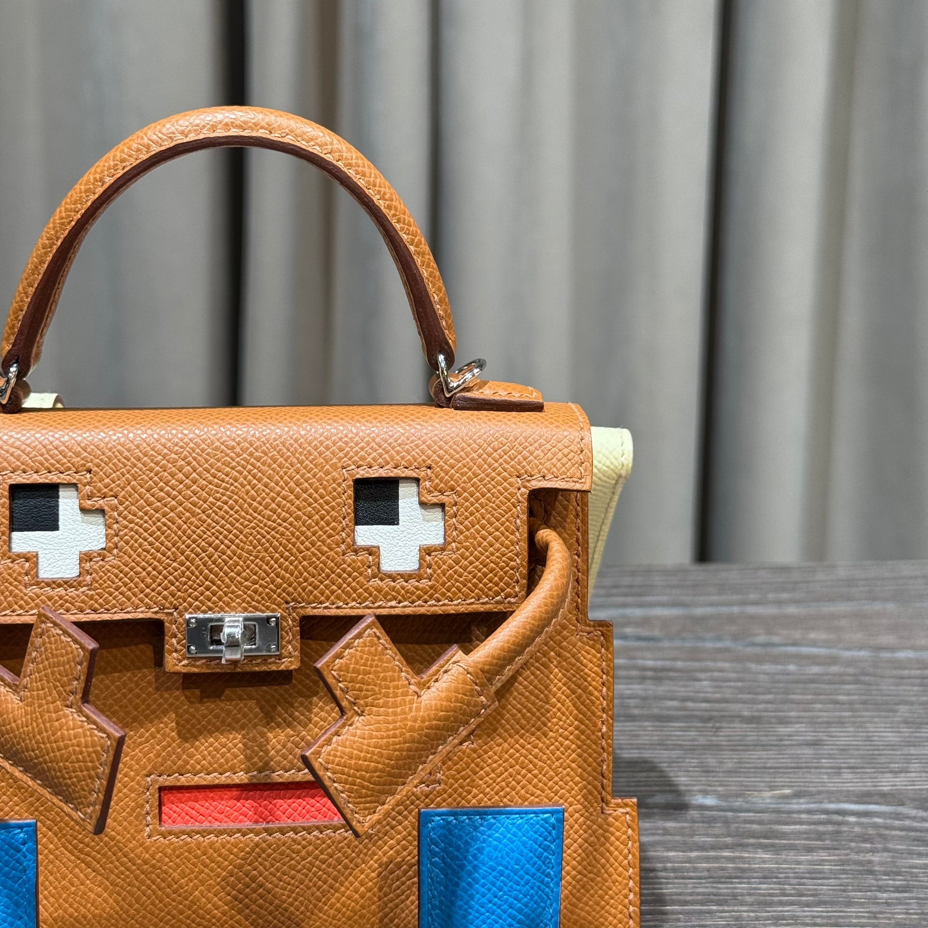 Hermès Gold Mini Kelly Doll 20 Quelle Idolle Picto Epsom Palladium Hardware Limited Edition