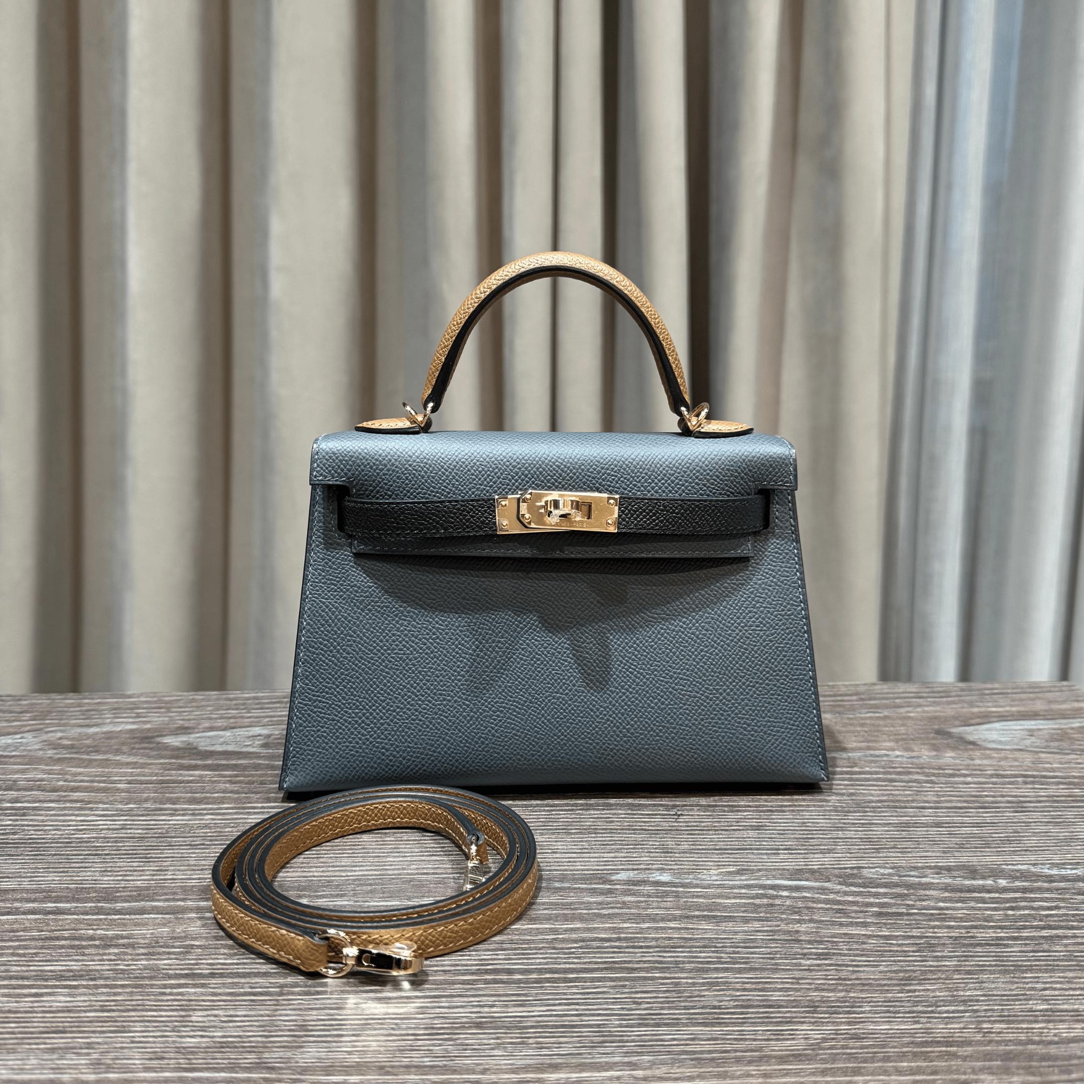 hermes-gris-misty-noir-alezan-mini-kelly-20-sellier-tricolore-epsom-permabrass-hardware-hermes-1153078774.png