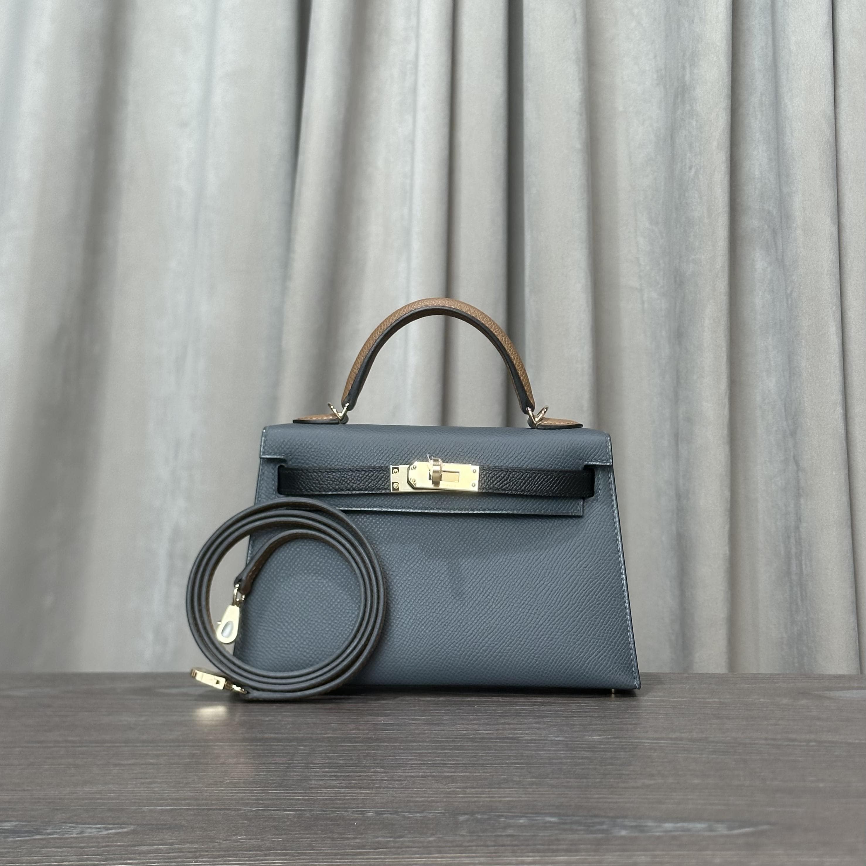 hermes-gris-misty-noir-alezan-mini-kelly-20-sellier-tricolore-epsom-permabrass-hardware-hermes-1183787337.jpg