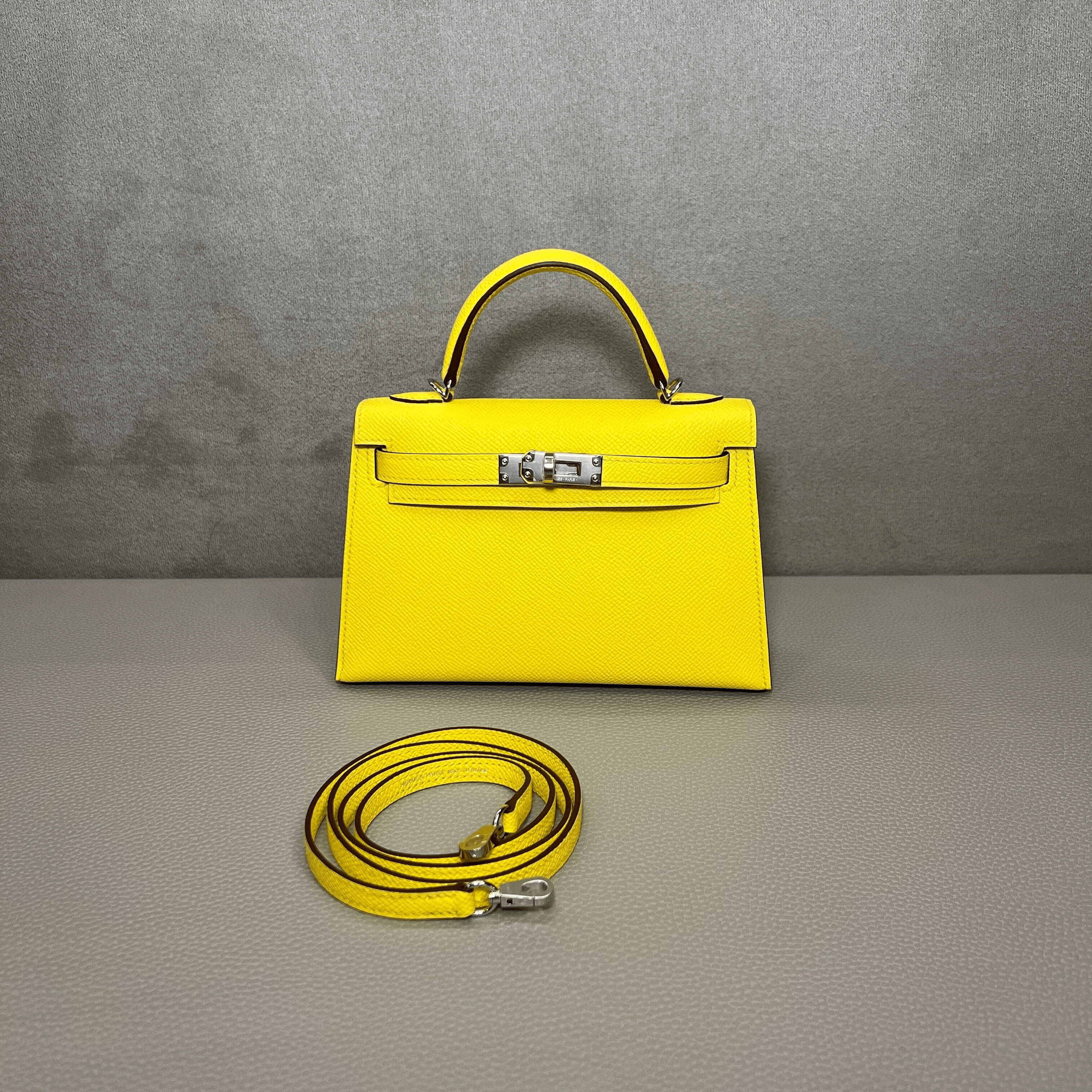 hermes-jaune-citron-kelly-sellier-20-epsom-palladium-hardware-hermes-1196016503.png