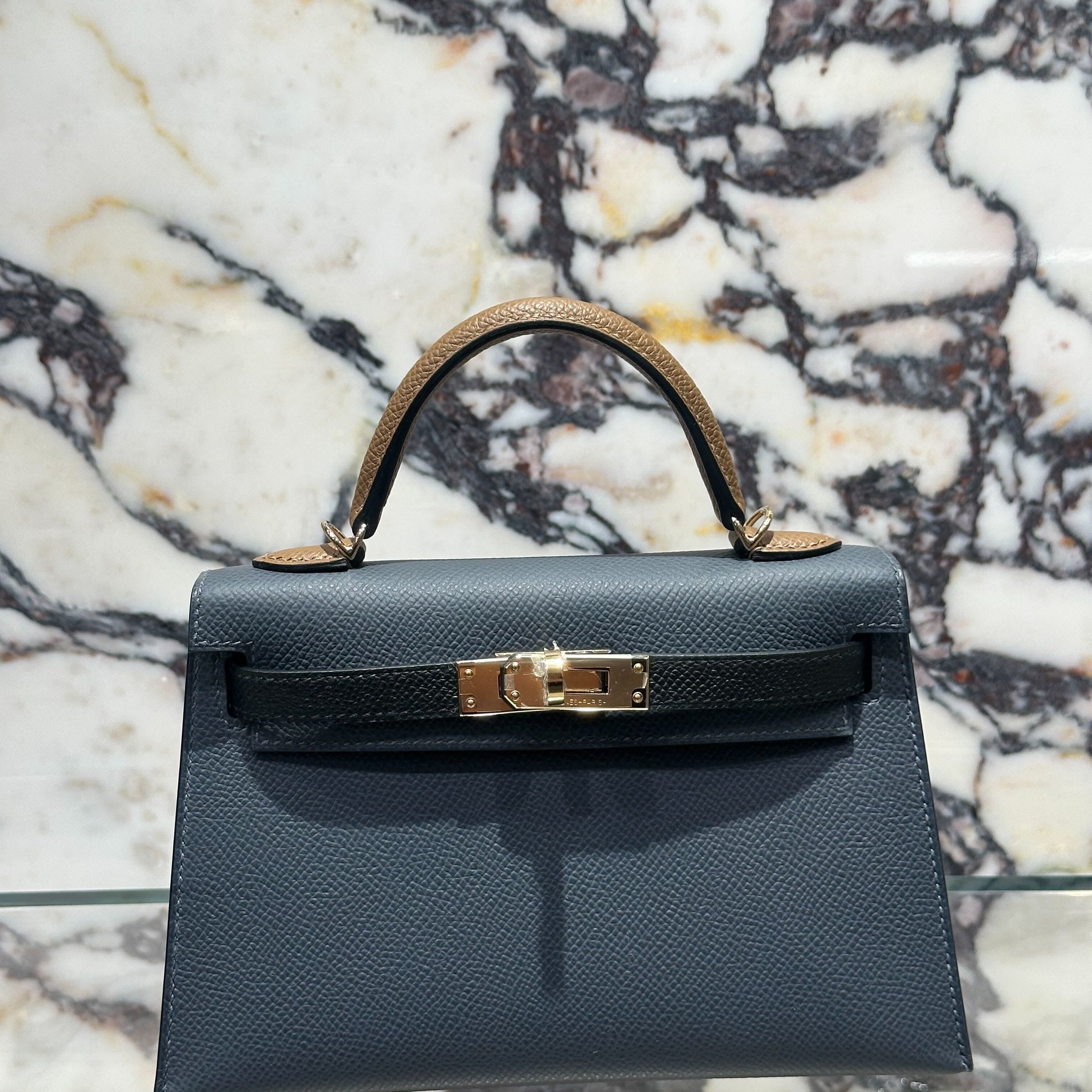 hermes-kelly-20-sellier-mini-tricolore-epsom-gris-misty-noir-alezan-permabrass-hardware-hermes-1146589416.jpg