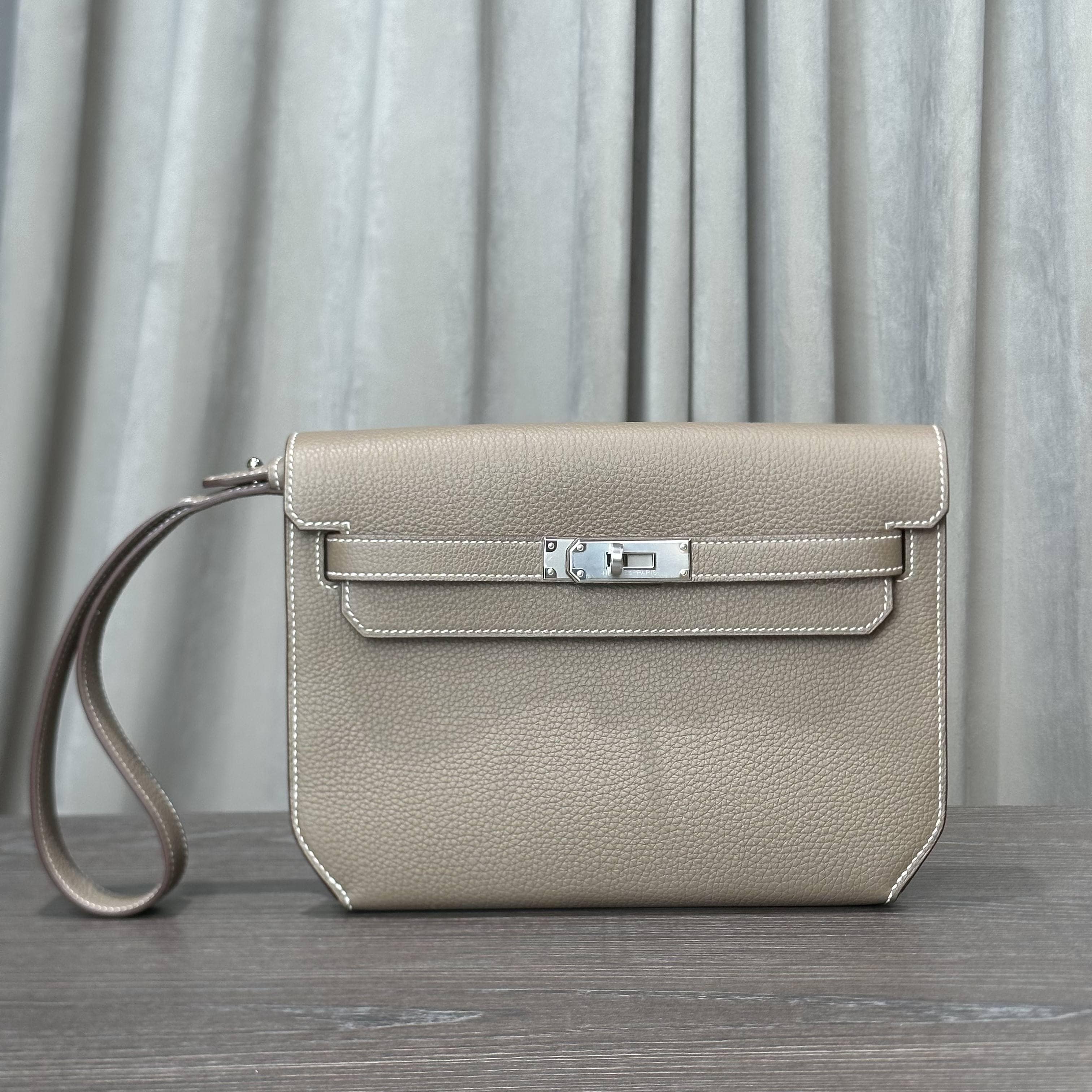 hermes-kelly-depeches-25-etoupe-togo-clutch-palladium-hardware-hermes-1182271868.jpg