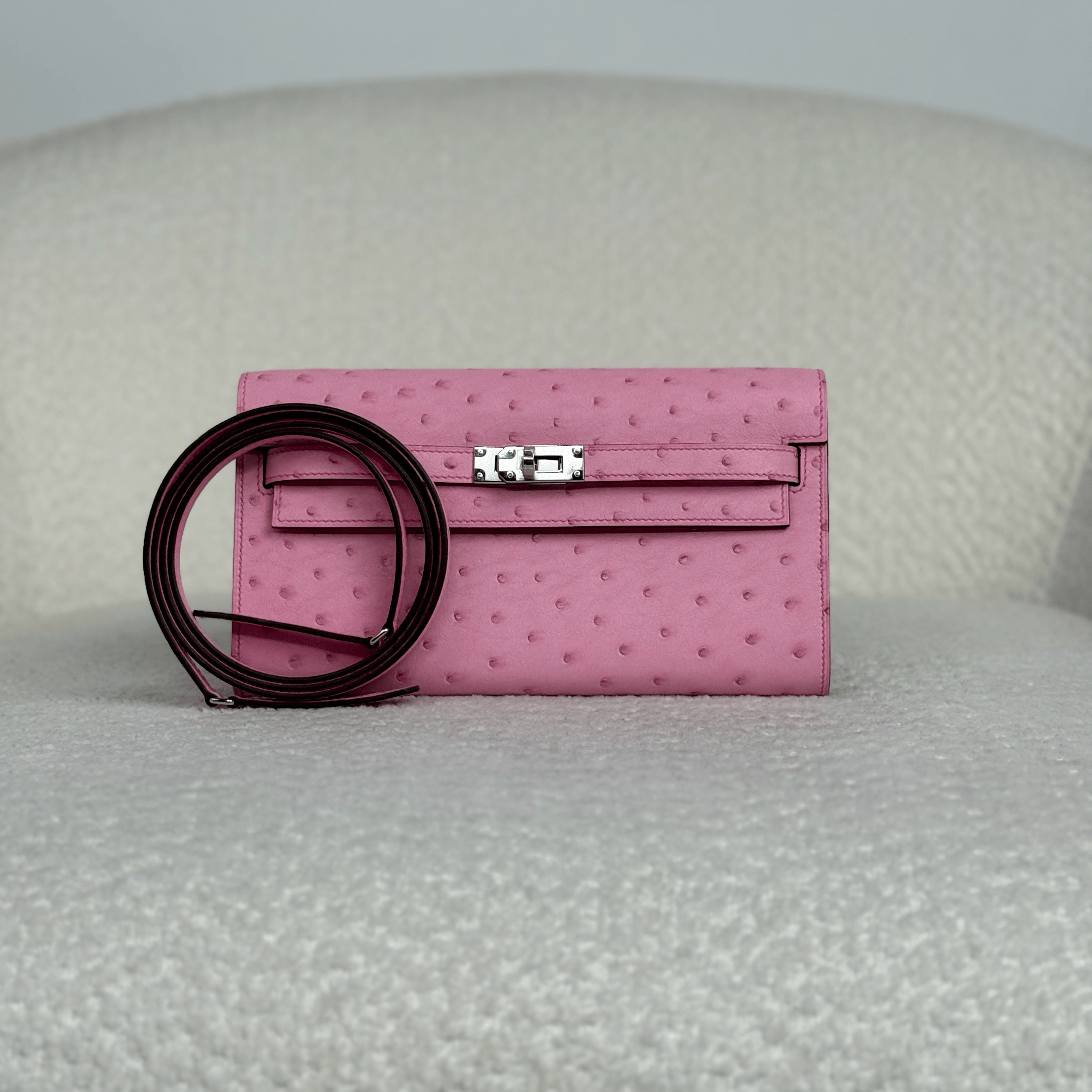 hermes-l4-rose-bubblegum-kelly-to-go-wallet-ostrich-palladium-hardware-hermes-1230129404.png