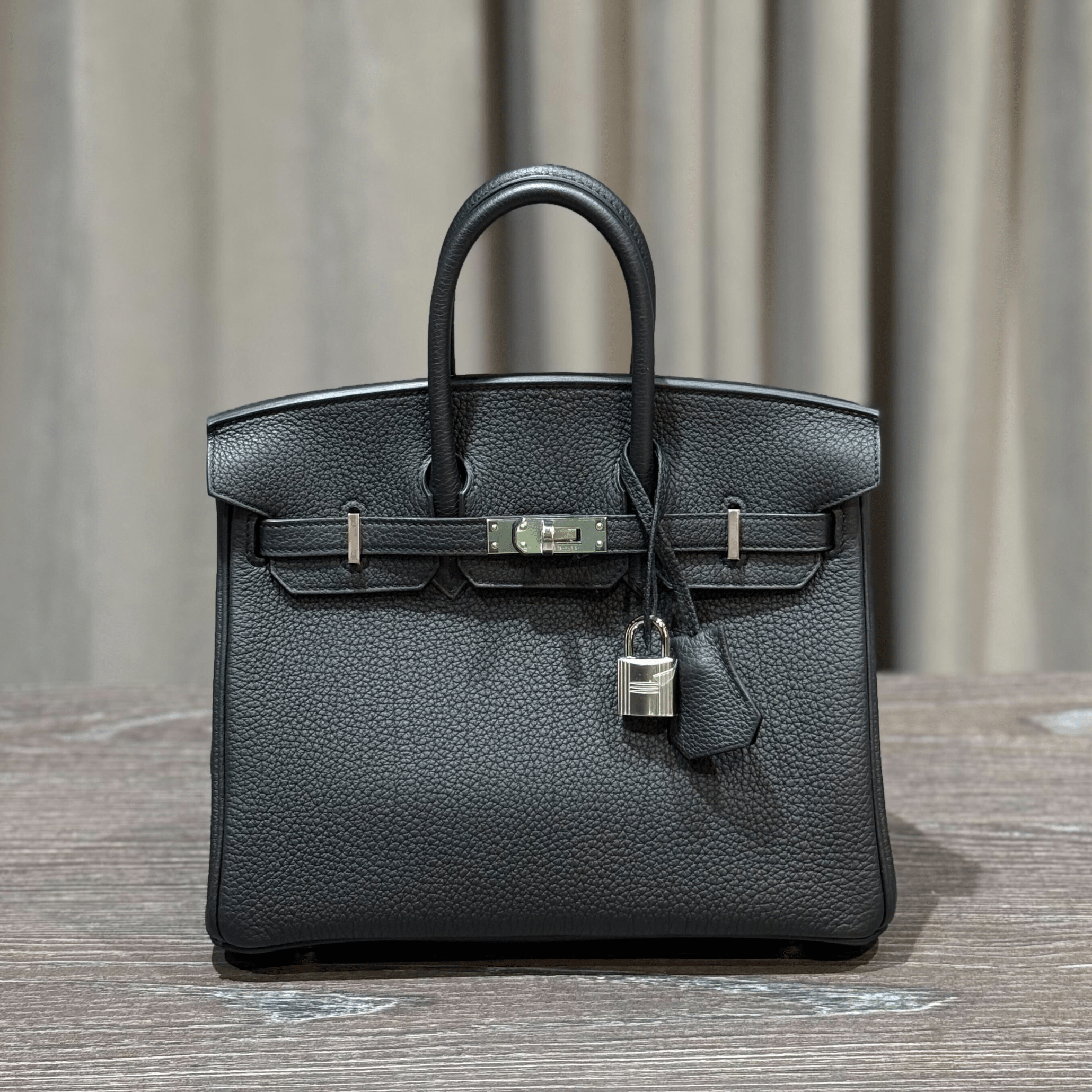 HERMES ブラック レザーベルト エトリエ ヴィンテージ aq11748 e039748a-1736-43e9-817d-