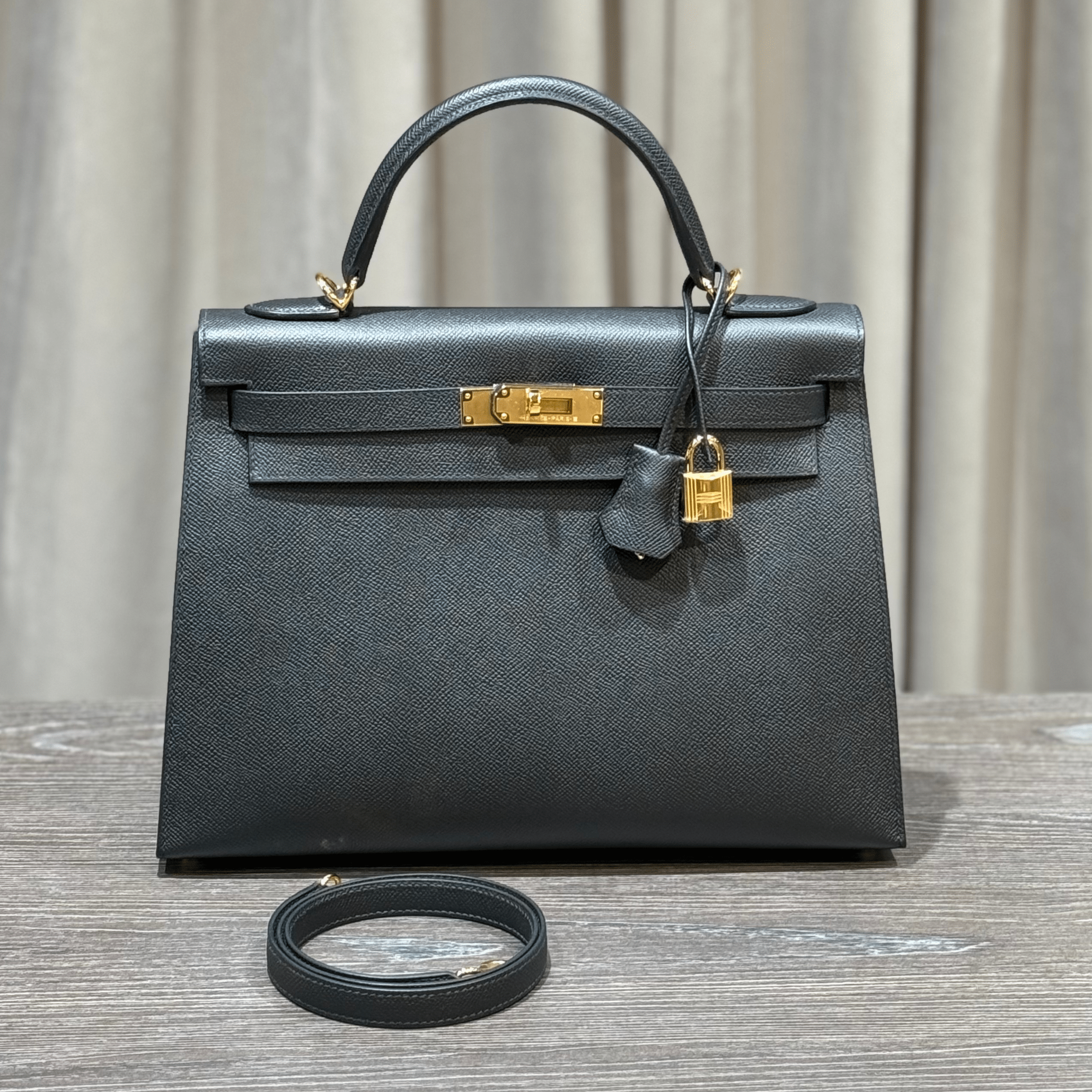 hermes-noir-kelly-32-epsom-gold-hardware-hermes-1161507885.png
