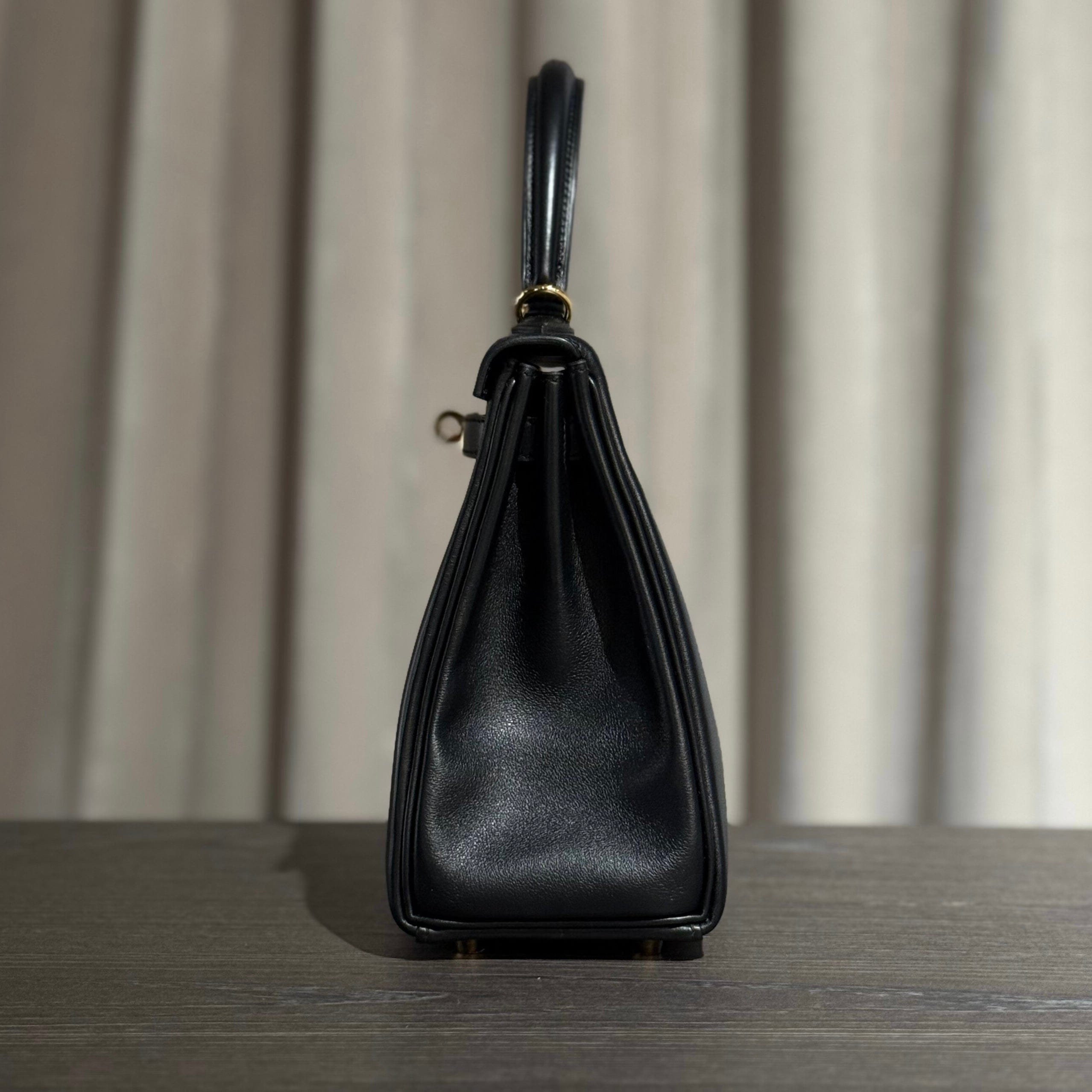 Hermès Noir Kelly Retourne 25 Swift Gold Hardware