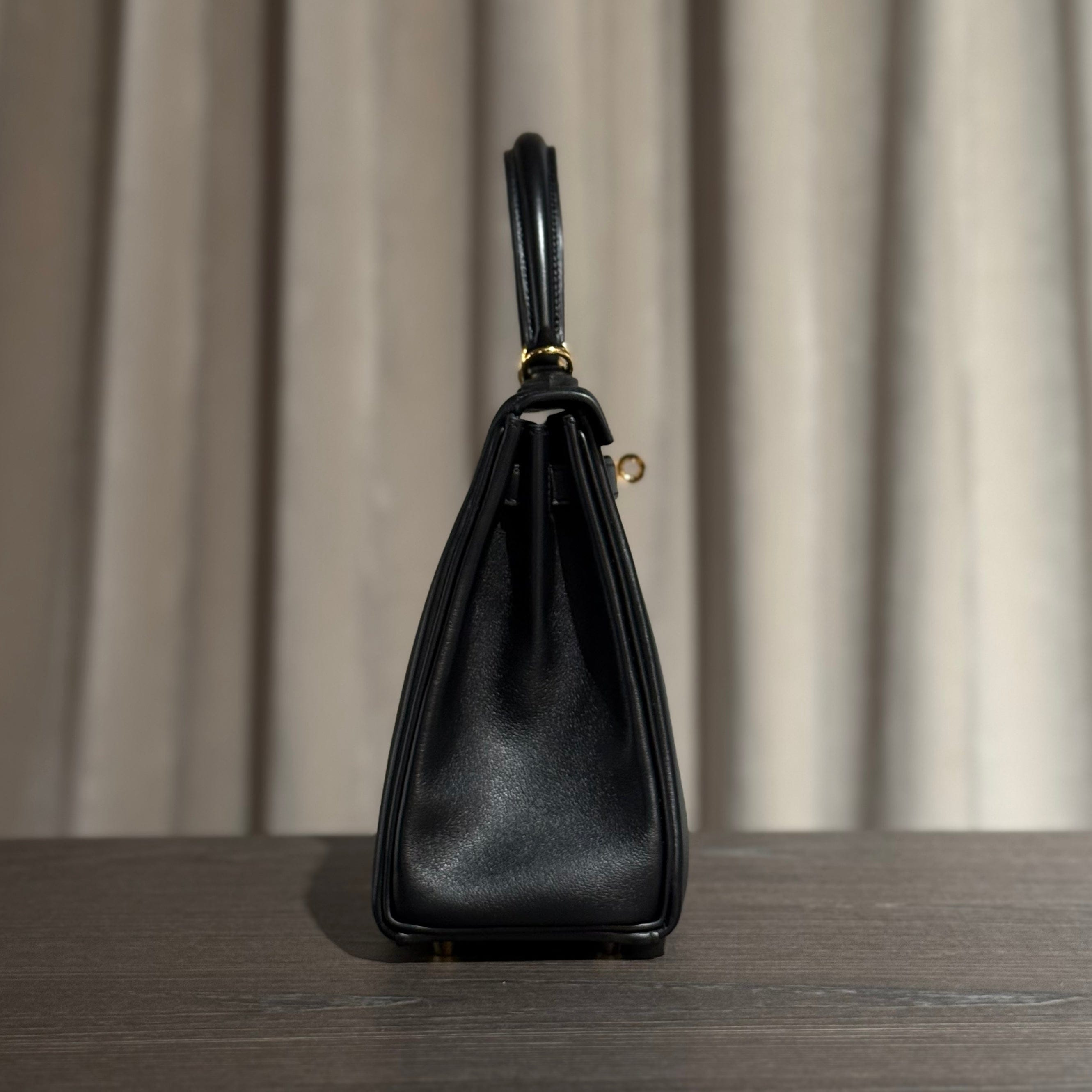 Hermès Noir Kelly Retourne 25 Swift Gold Hardware