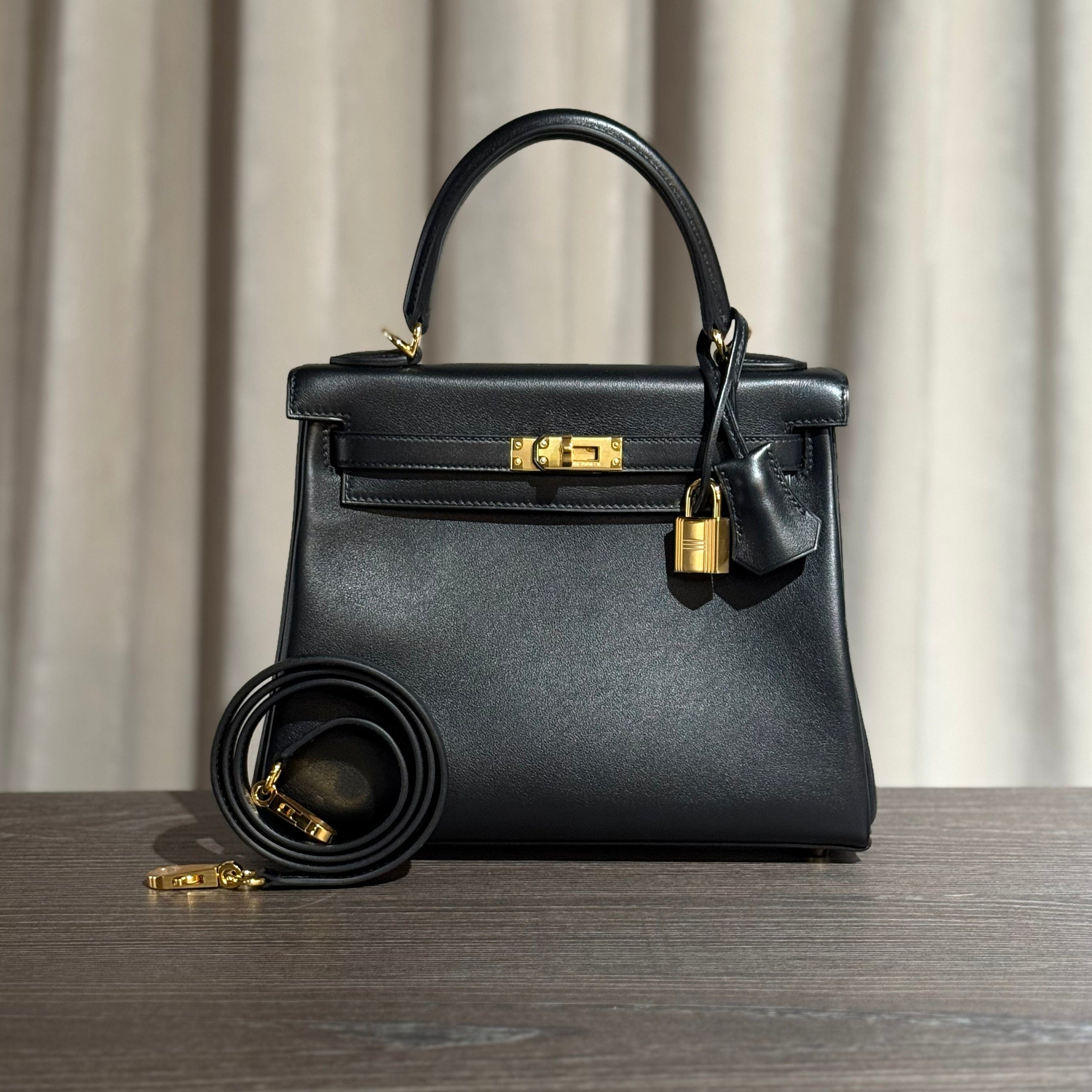 Hermès Noir Kelly Retourne 25 Swift Gold Hardware