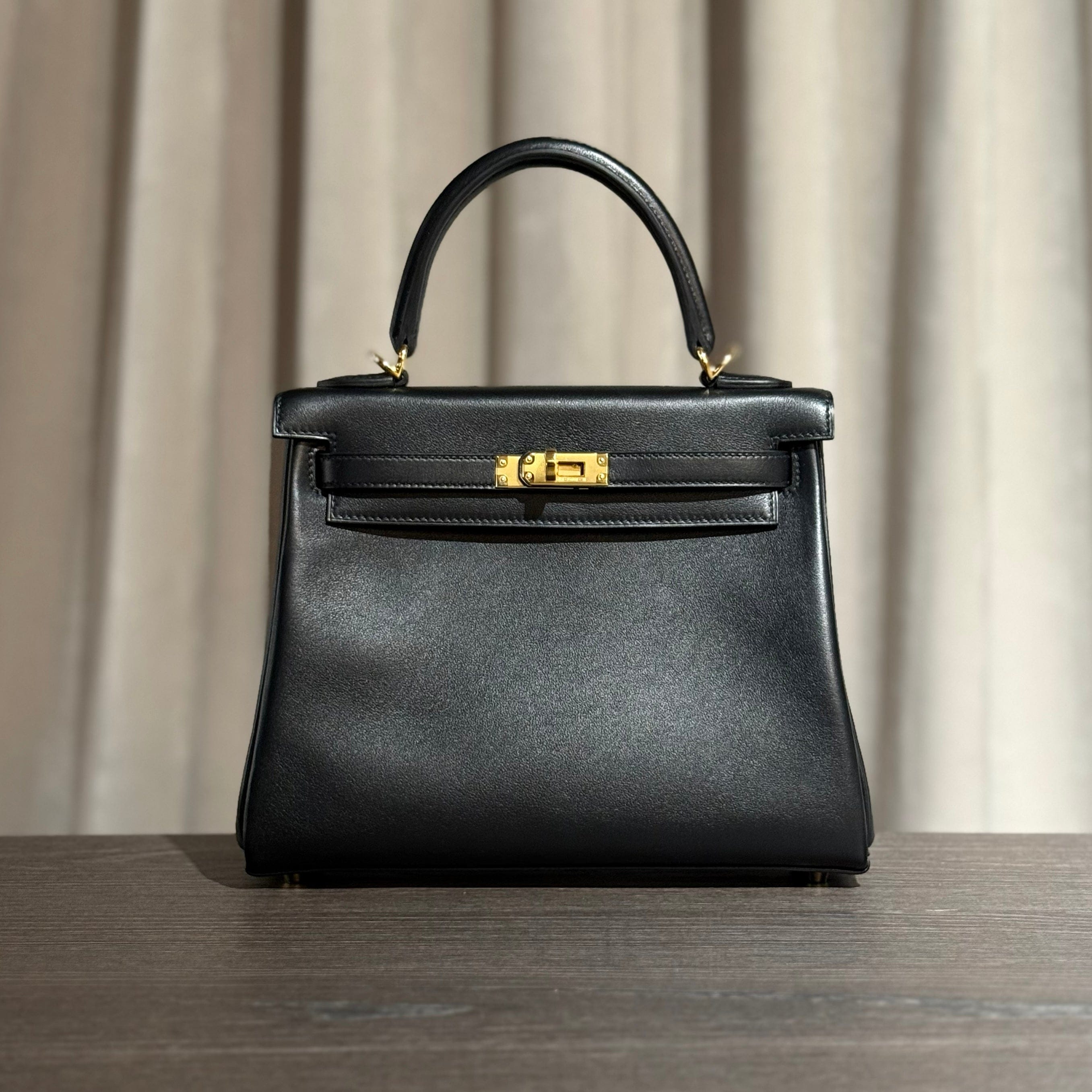 hermes-noir-kelly-retourne-25-swift-gold-hardware-hermes-1203820642.jpg