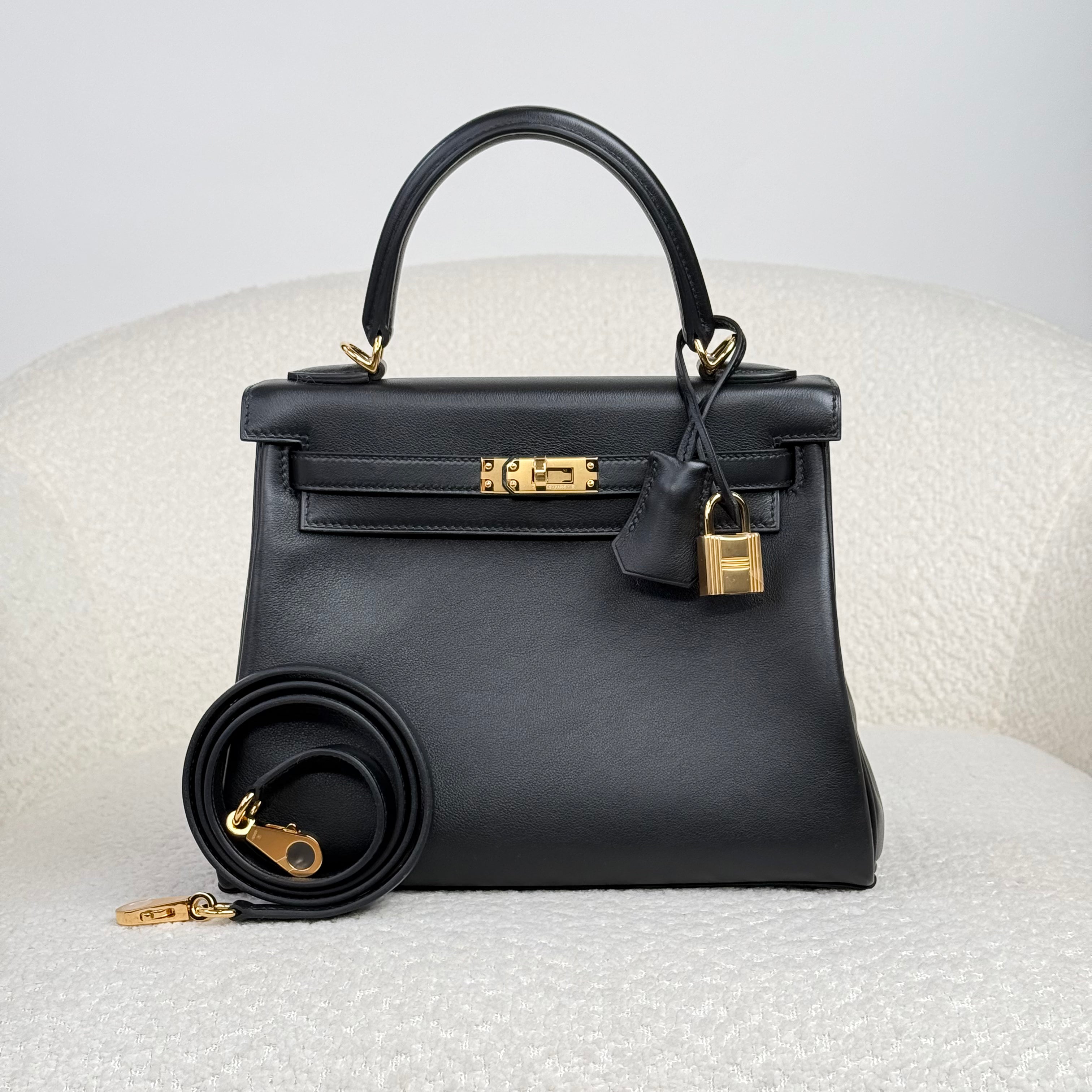 Hermès Noir Kelly Retourne 25 Swift Gold Hardware