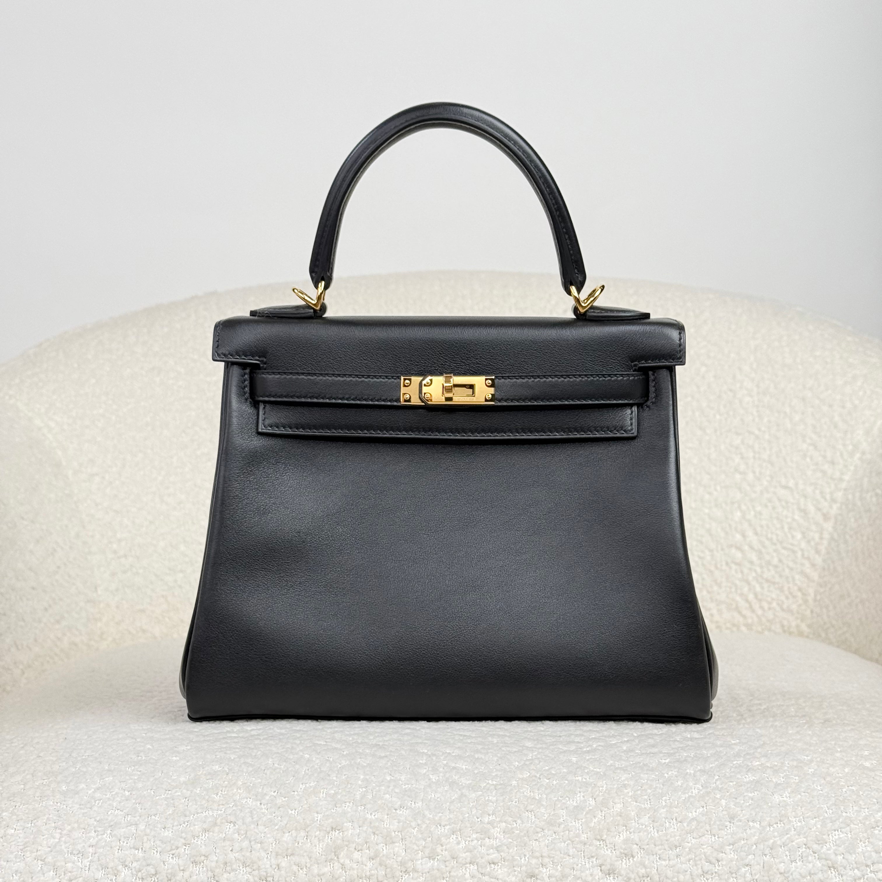 Hermès Noir Kelly Retourne 25 Swift Gold Hardware