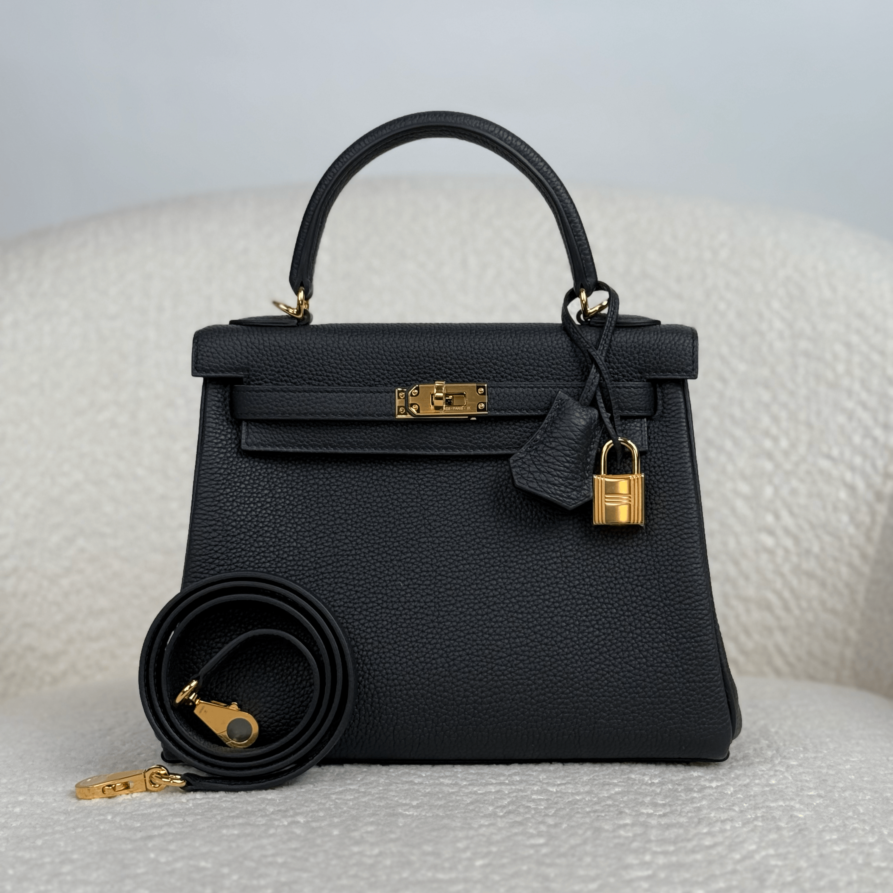 Hermès Noir Kelly Retourne 25 Togo Gold Hardware