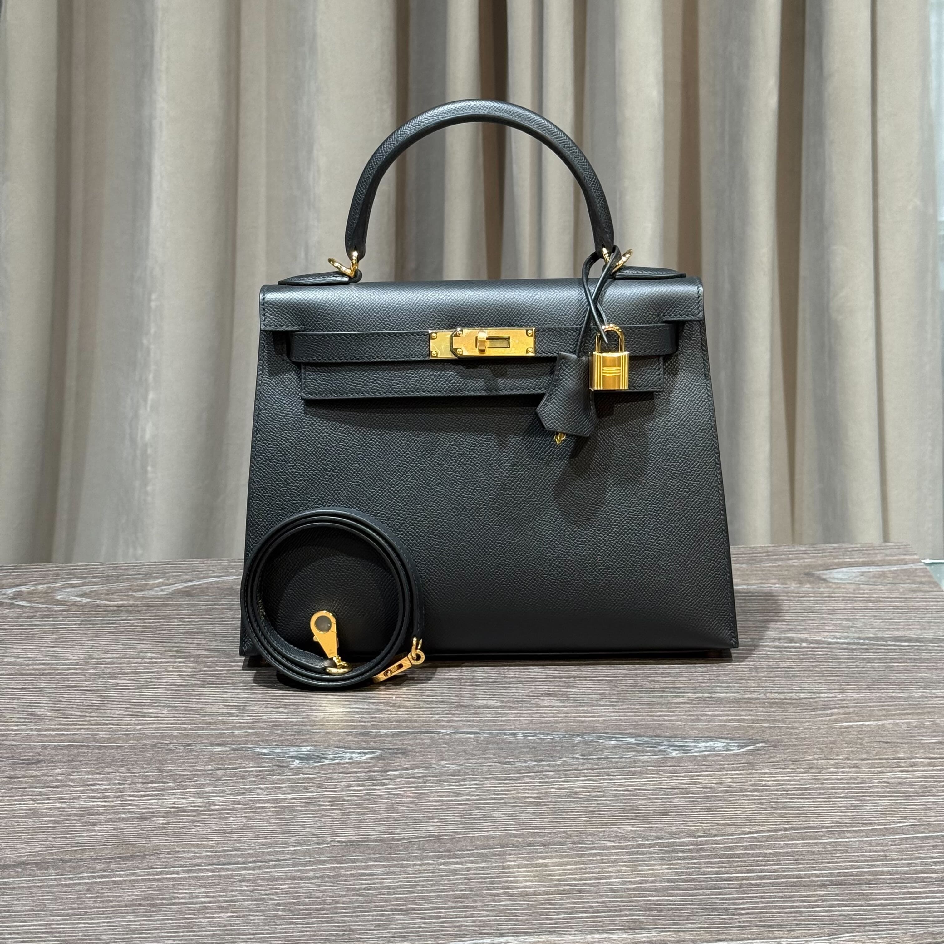 hermes-noir-kelly-sellier-28-epsom-gold-hardware-hermes-1175621946.jpg