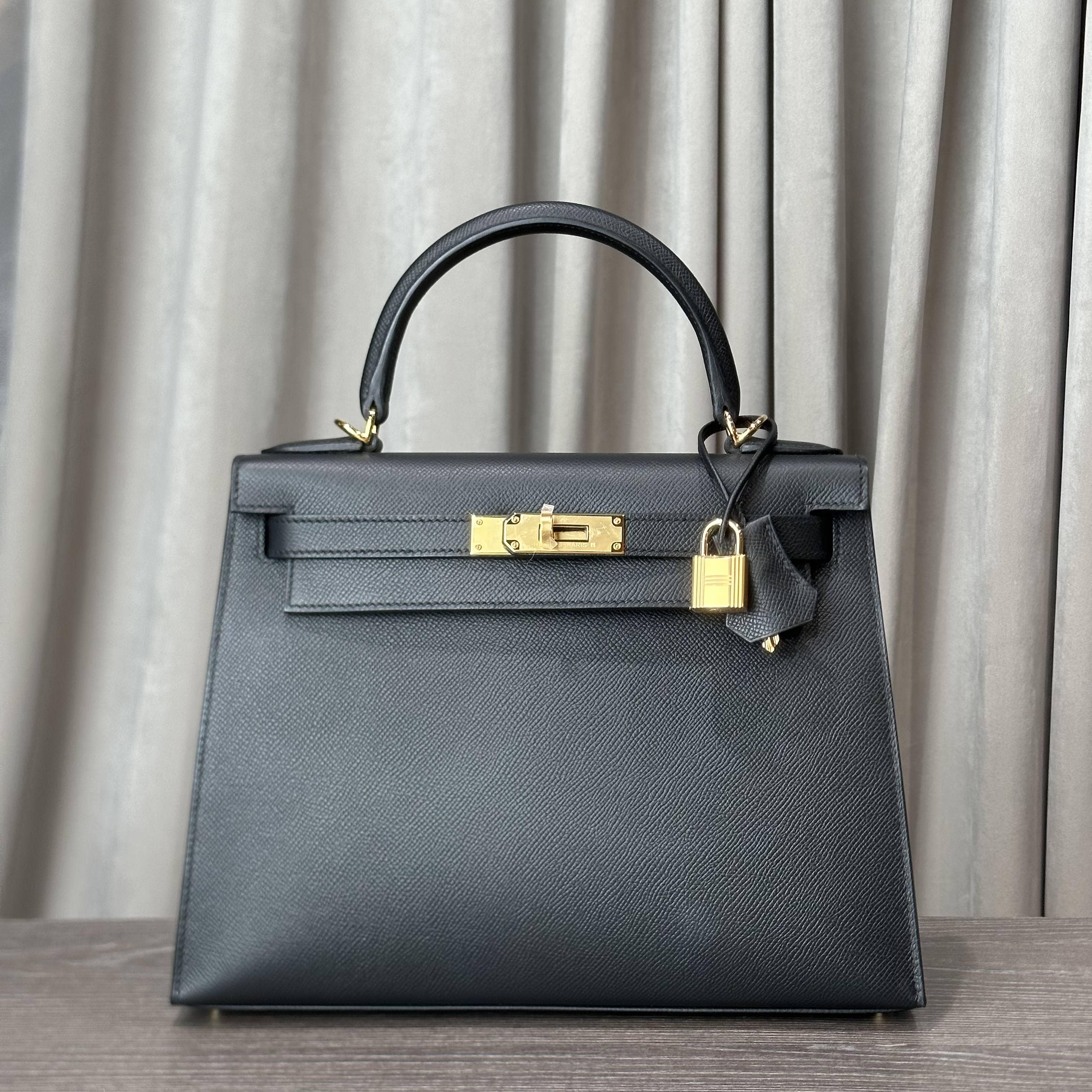 Hermès Noir Kelly Sellier 28 Epsom Gold Hardware