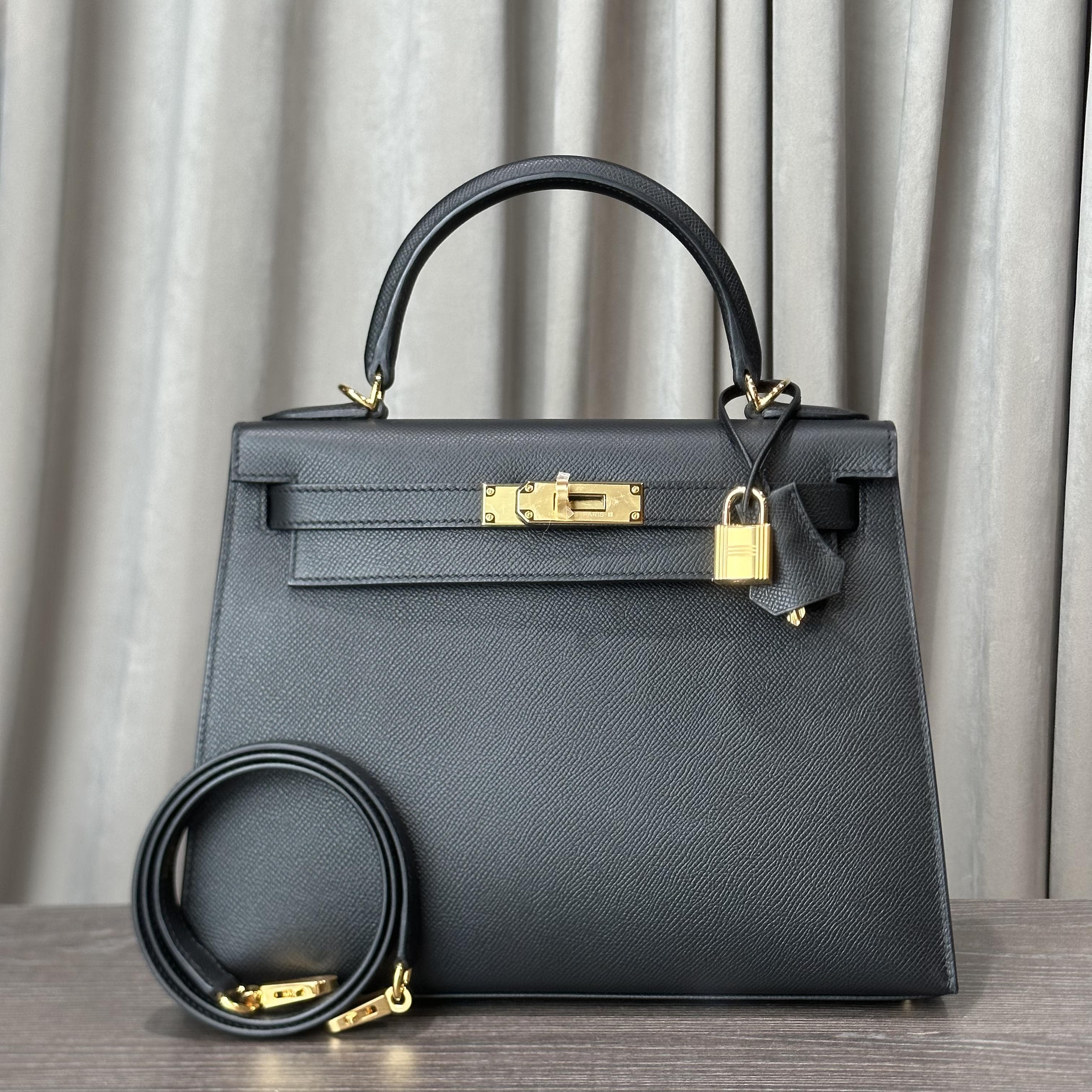 hermes-noir-kelly-sellier-28-epsom-gold-hardware-hermes-1180017752.jpg