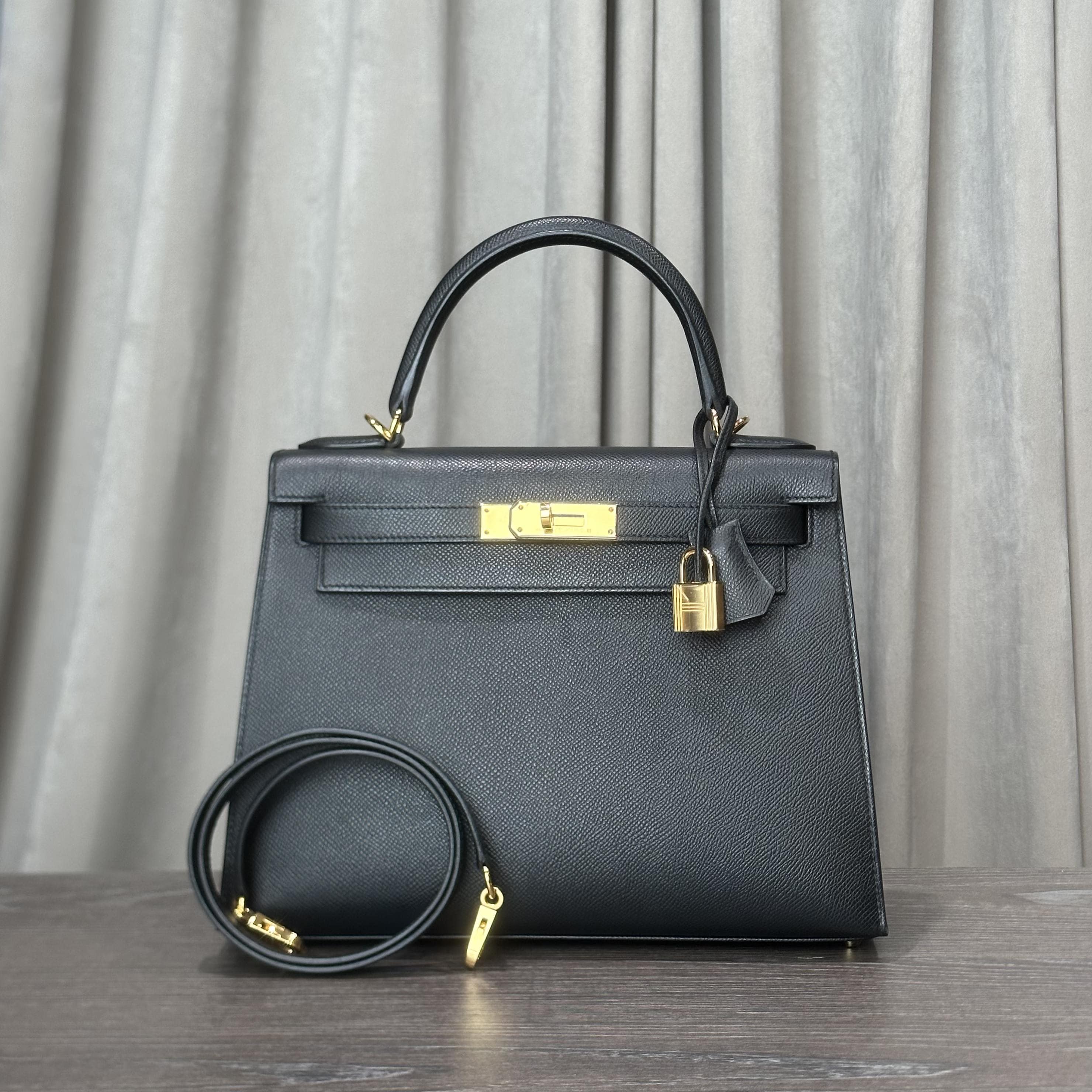 hermes-noir-kelly-sellier-28-epsom-gold-hardware-hermes-1182391685.jpg