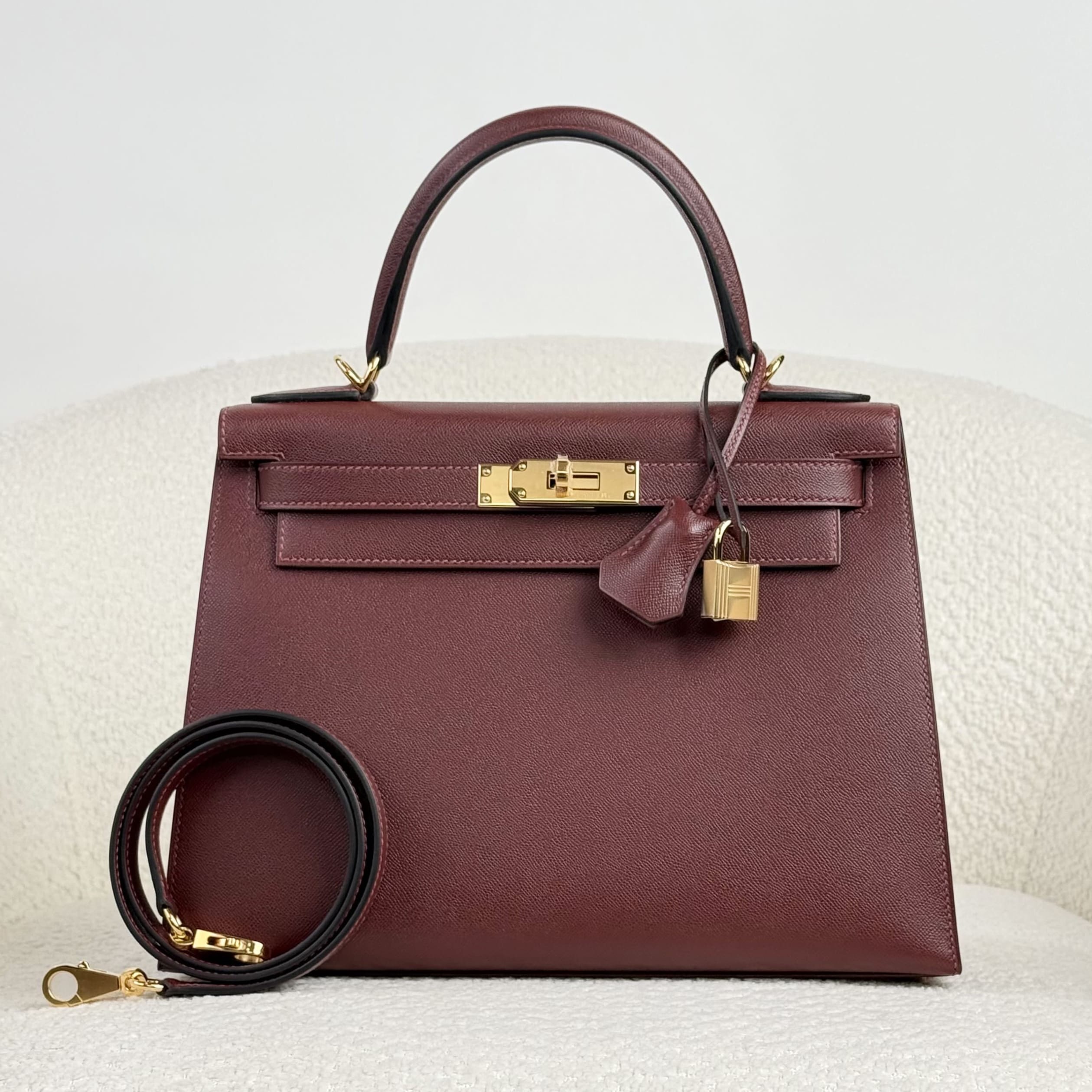 hermes-rouge-h-kelly-sellier-28-madame-gold-hardware-hermes-1254767944.jpg