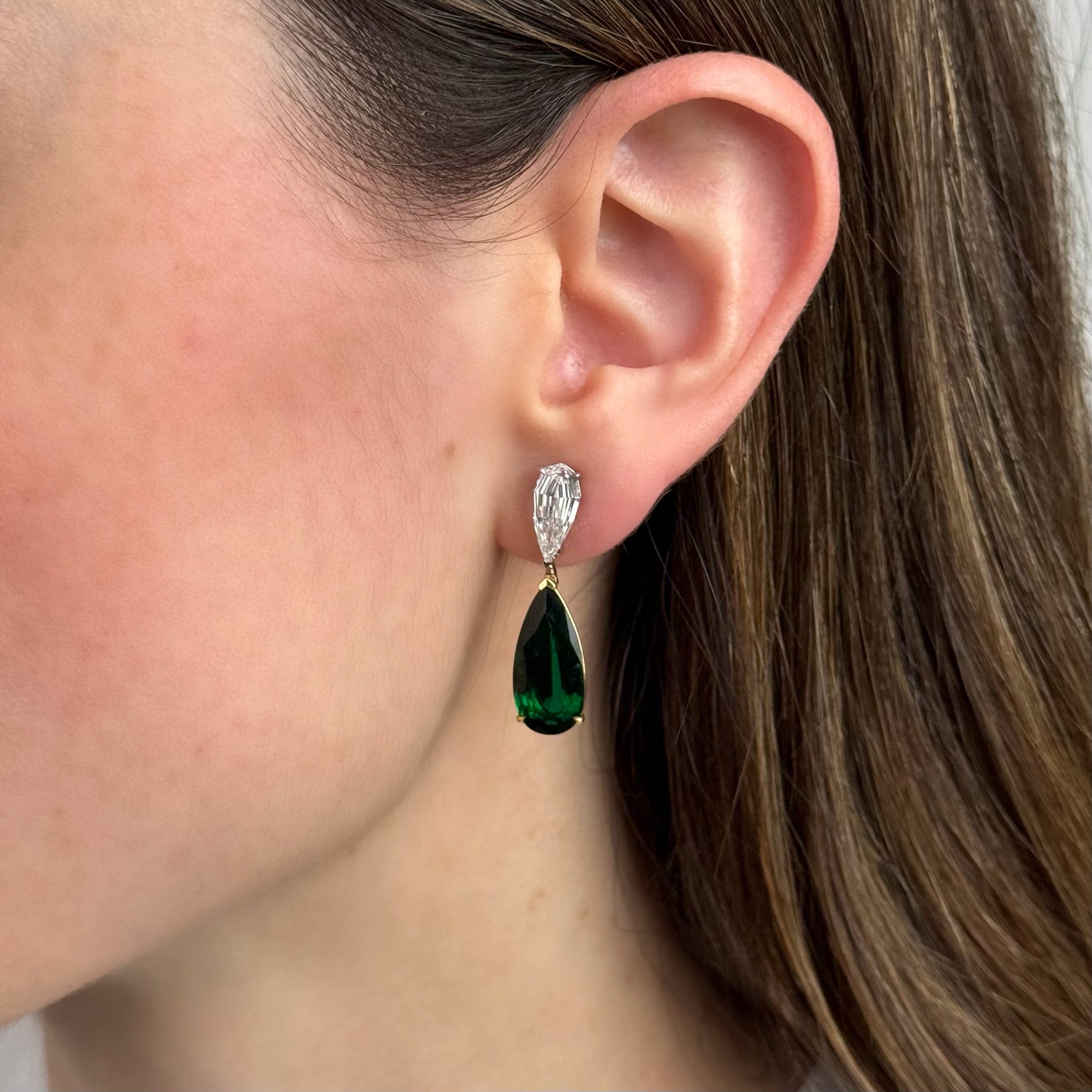 imperial-emerald-drop-earrings-jewels-aficionado-1225828359.jpg