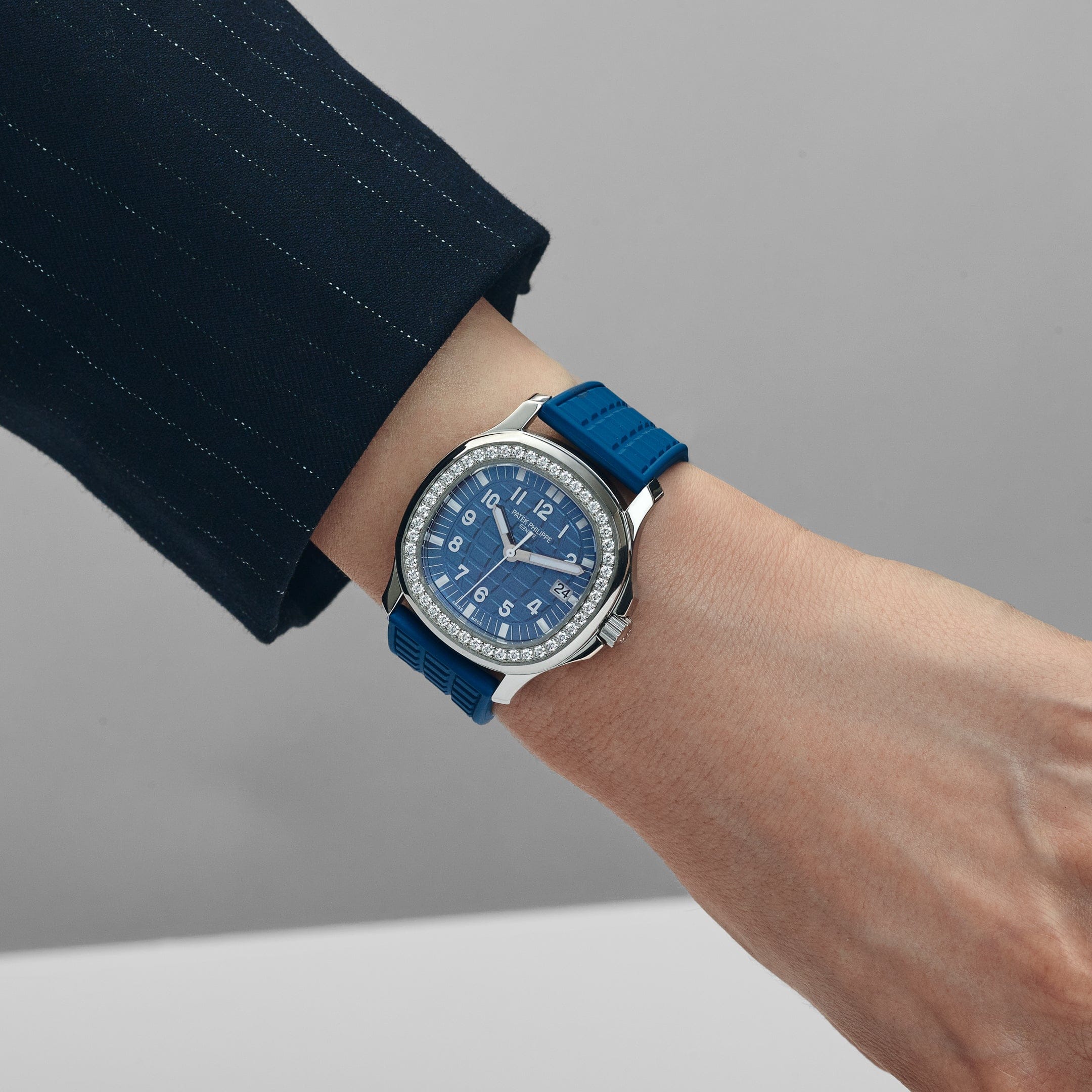 patek-philippe-aquanaut-luce-5067a-022-ladies-stainless-steel-blue-dial-diamond-bezel-2015-patek-philippe-1230454892.jpg