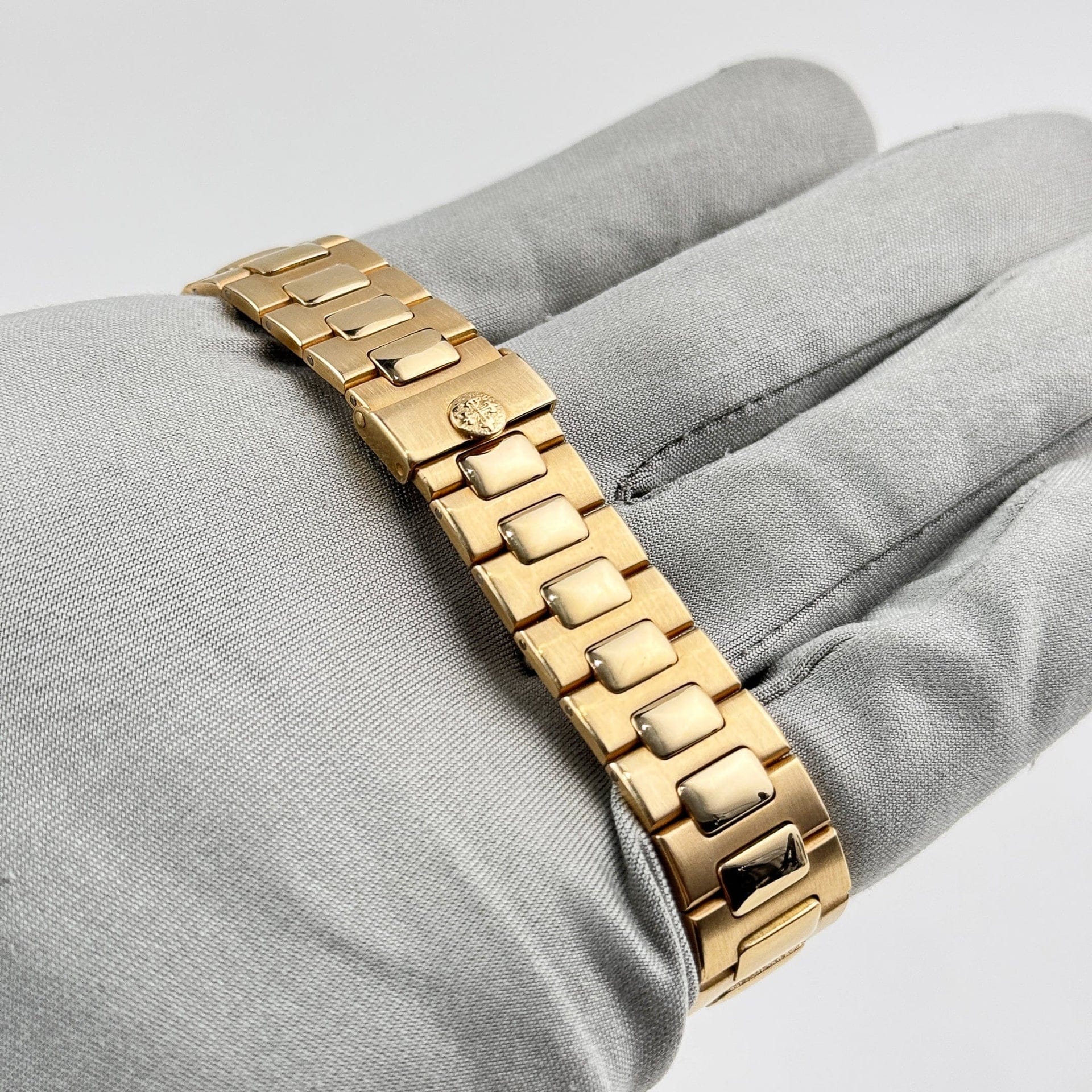 Patek Philippe Nautilus 3800/1J-001 Yellow Gold White Dial (2000)