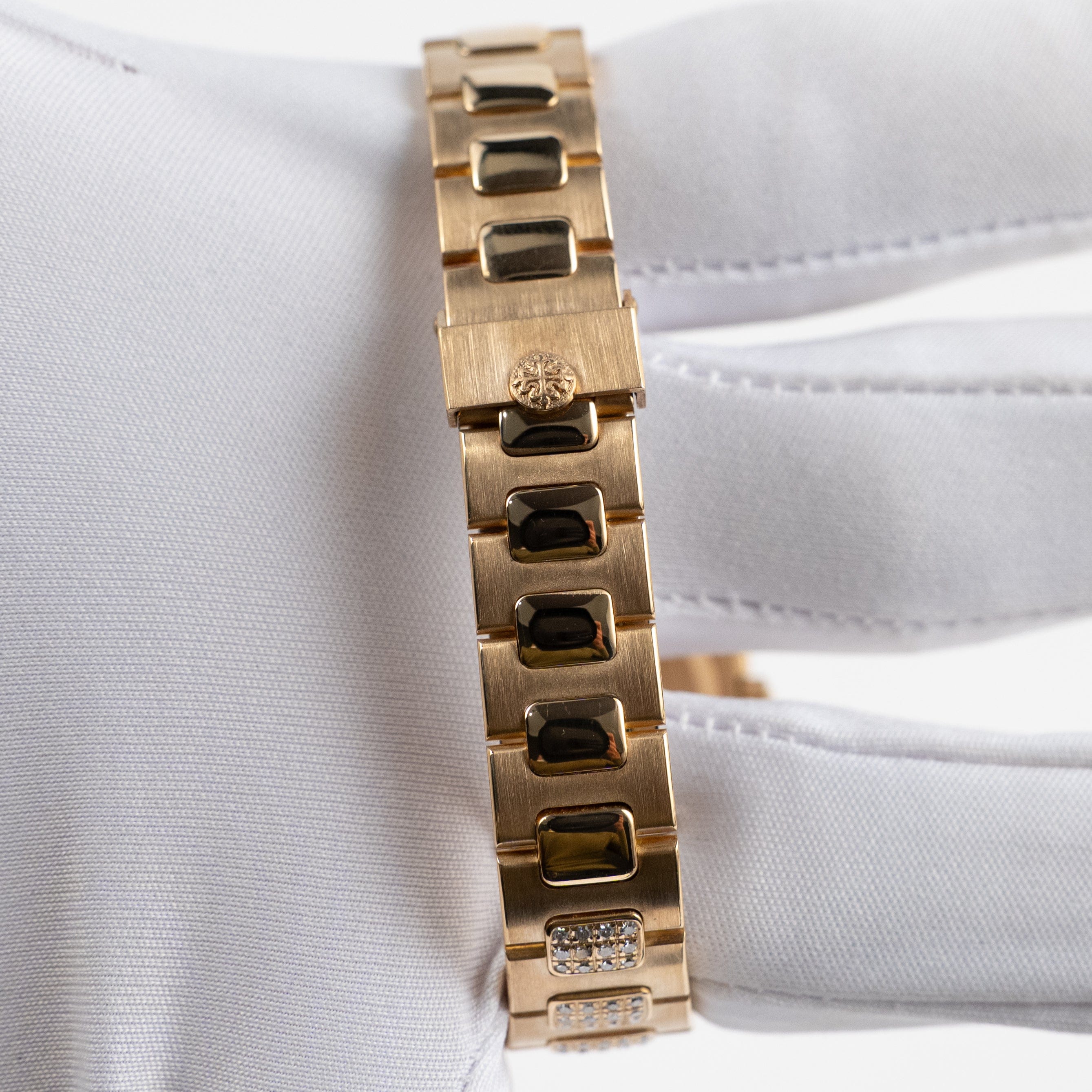 Patek Philippe Nautilus 4700/5 Yellow Gold Blue Diamond Dial