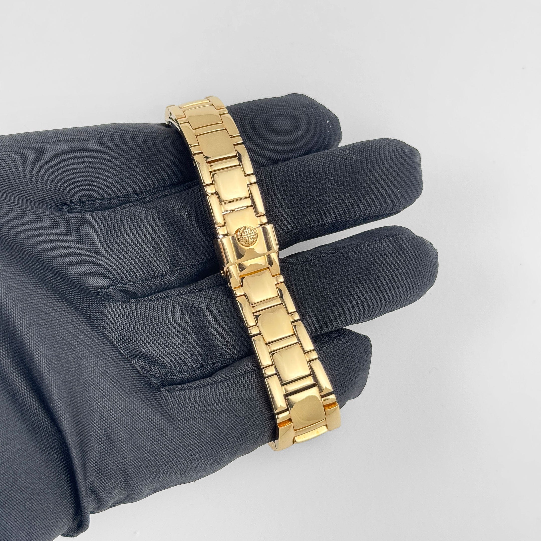 Patek Philippe Nautilus 4700/53 'Ladies' Yellow Gold White Diamond Dial Diamond Bezel (1990)