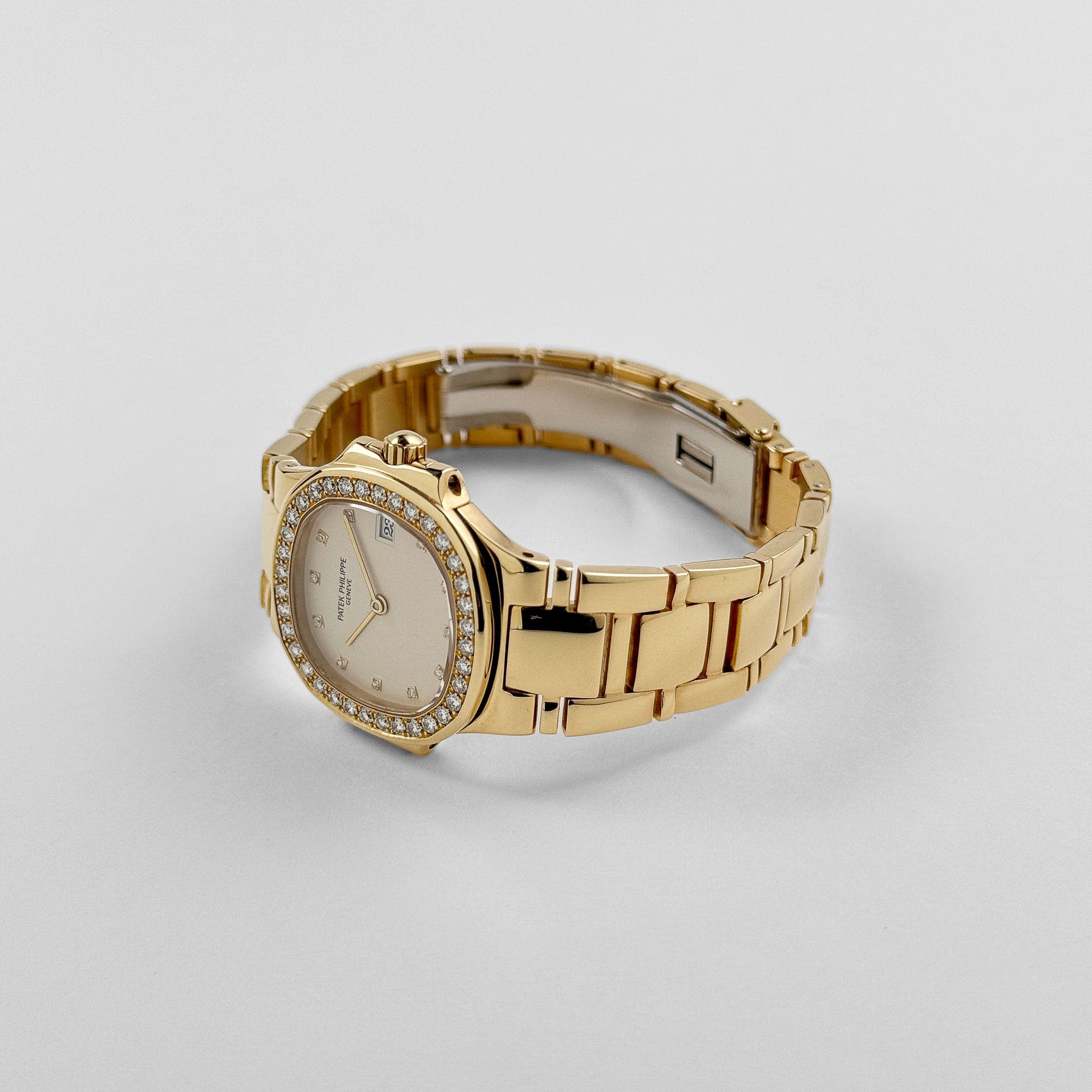 Patek Philippe Nautilus 4700/53 'Ladies' Yellow Gold White Diamond Dial Diamond Bezel (1990)
