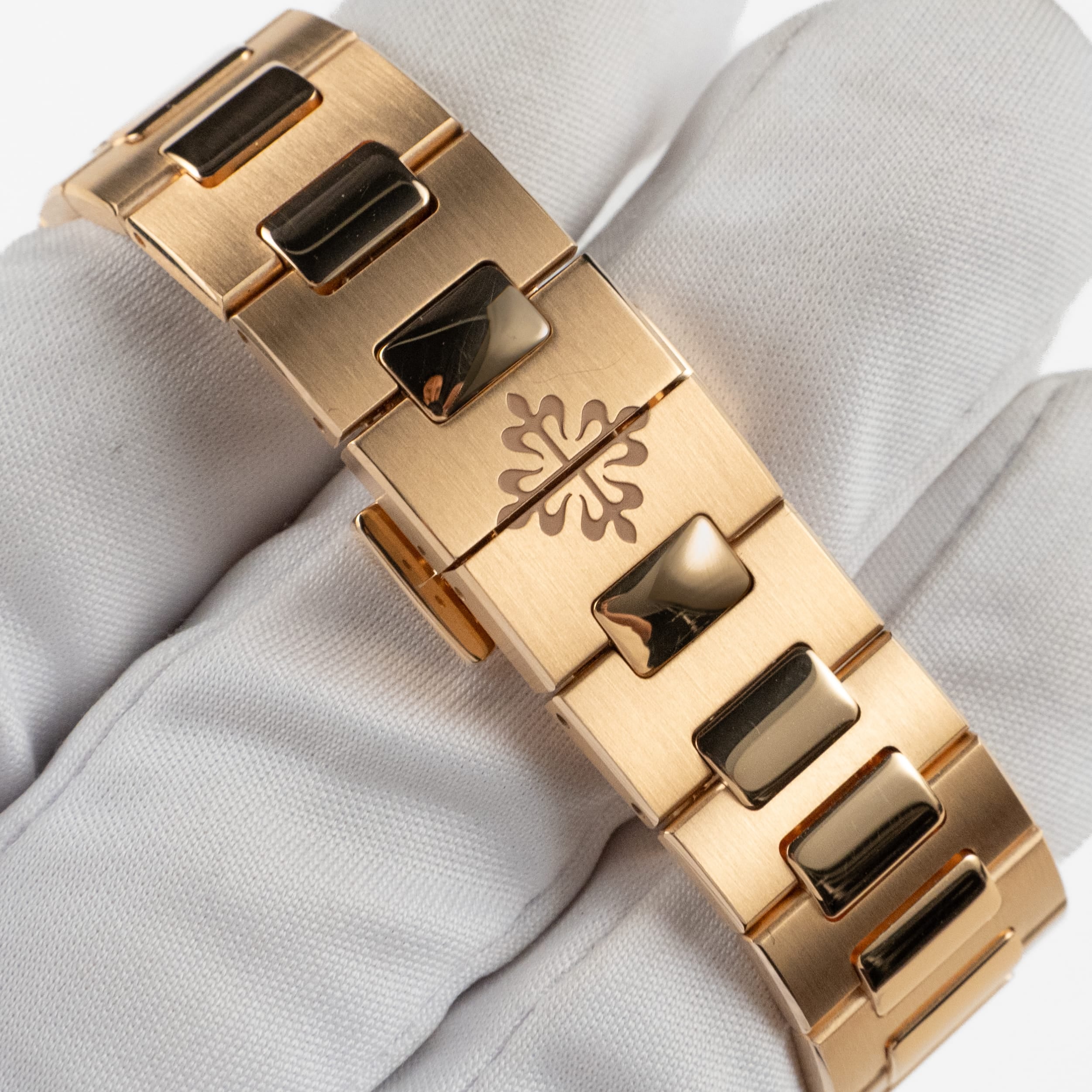 Patek Philippe Nautilus 7010/1R-013 'Ladies' Rose Gold Purple Dial Diamond Bezel Quartz (2026)