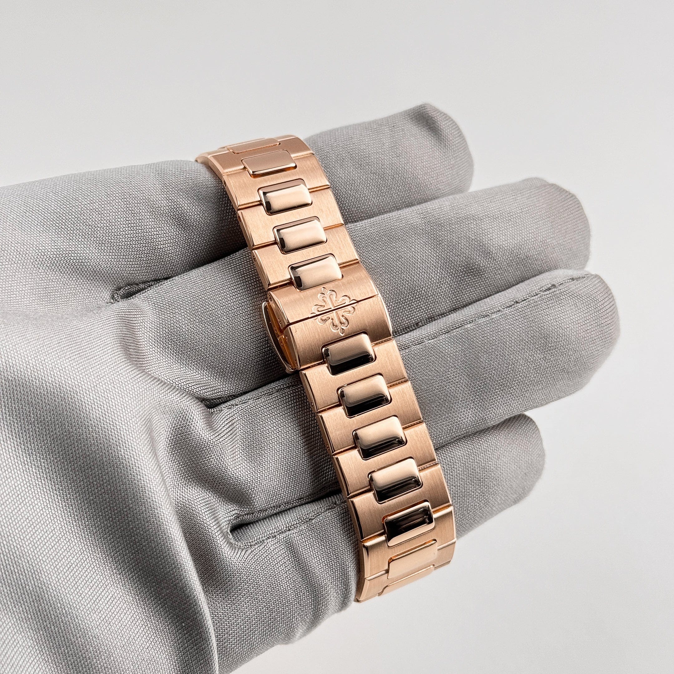Patek Philippe Nautilus 7011/1R-001 'Ladies' Rose Gold Silver Dial (2016)