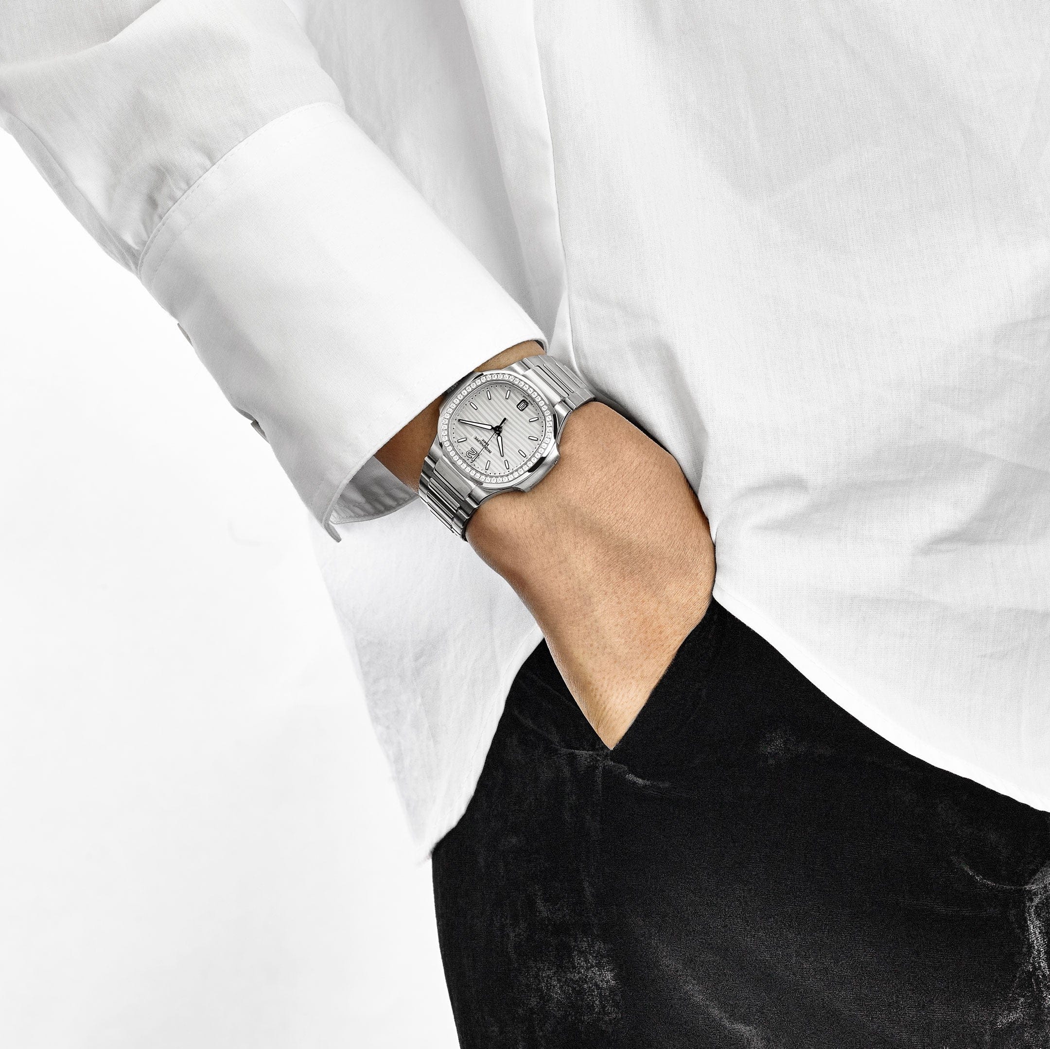 Patek Philippe Nautilus 7118/1200A-010 'Ladies' Stainless Steel Silver Dial Diamond Bezel